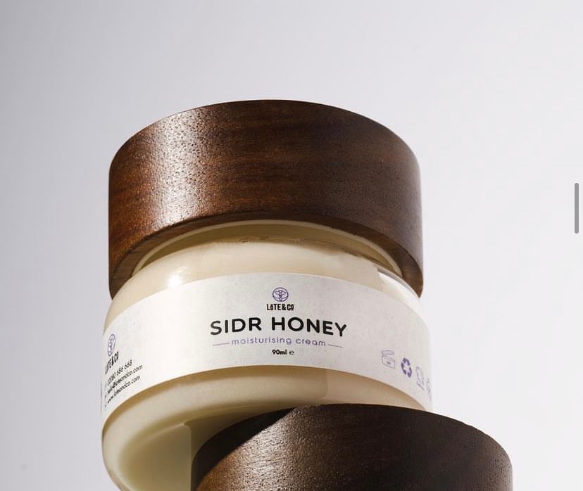 The moisturiser you've been searching for. Sidr Honey's moisturiser Cream stimulates collagen and reduces the appearance of wrinkles while deeply hydrating dry, sensitive skin. Add it into your routine (in place of your regular moisturizer) and get your glow on!
.
.
.
.
.
.
#SidrHoneyMoisturizer #HydratedSkin #DrySkinSolutions
#SkincareRevolution #NourishedComplexion
#LoveYourSkin #SkincareEssentials #alsaeedco