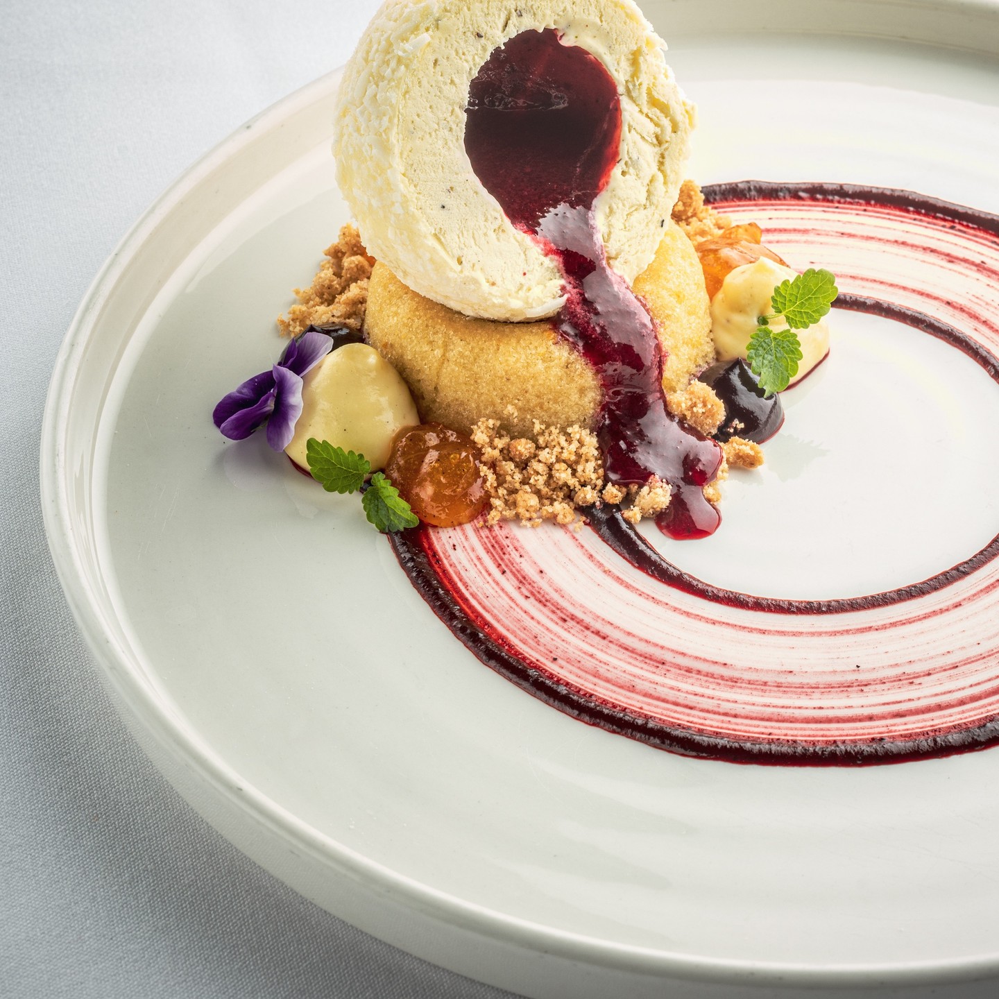 SPHÈRE GLACÉE 🥥
Poivres au parfum d’agrumes, noix de coco & nectar de camerise.
Une création par notre Chef Pâtissier Éric Lessard. #ericlessardchefpatissier
📸 @lyraphoto
#maitrecuisinierdefrance #gastronomy #gastronomie
#lesaintamour #gastronomiequebecoise #restaurantlesaintamour #restoquebec #foodies #quebecfood #vieuxquebec #alimentsQC #quebeccity #restaurantsaintamour #mangerlocal #mangerquebec #quebecfoodies