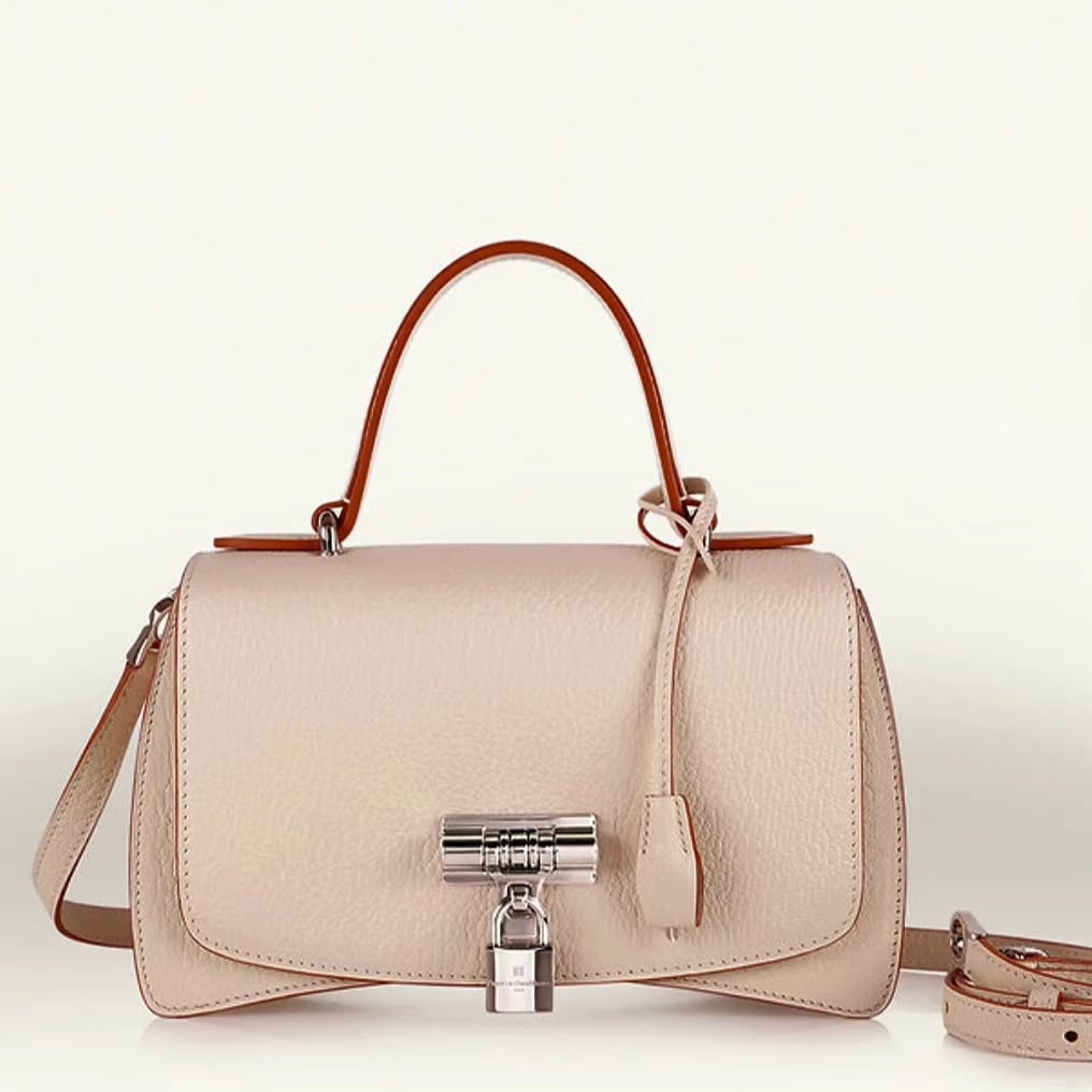 Ce sac à main Loquet en taurillon poudre sera votre parfait compagnon pour cet été.
#loquet #prouesbydavidhanna #meilleurouvrierdefrance #hautemaroquinerie #poudre #cuir #Luxuryhandbag #Paris #elegance #madeinfrance #triangledor