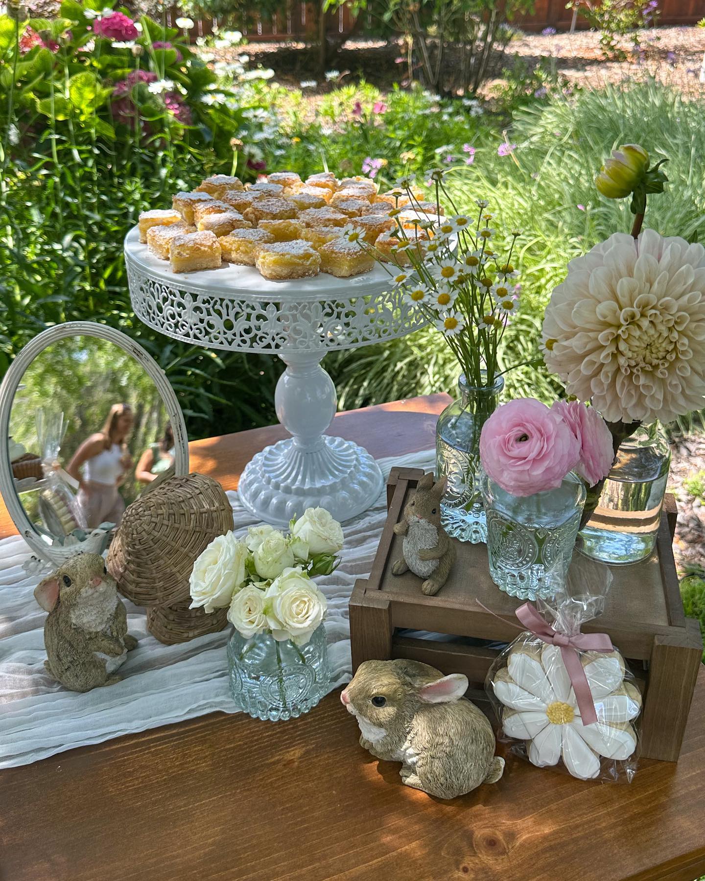 The cutest dessert table there ever was 🧁🌸🐇
