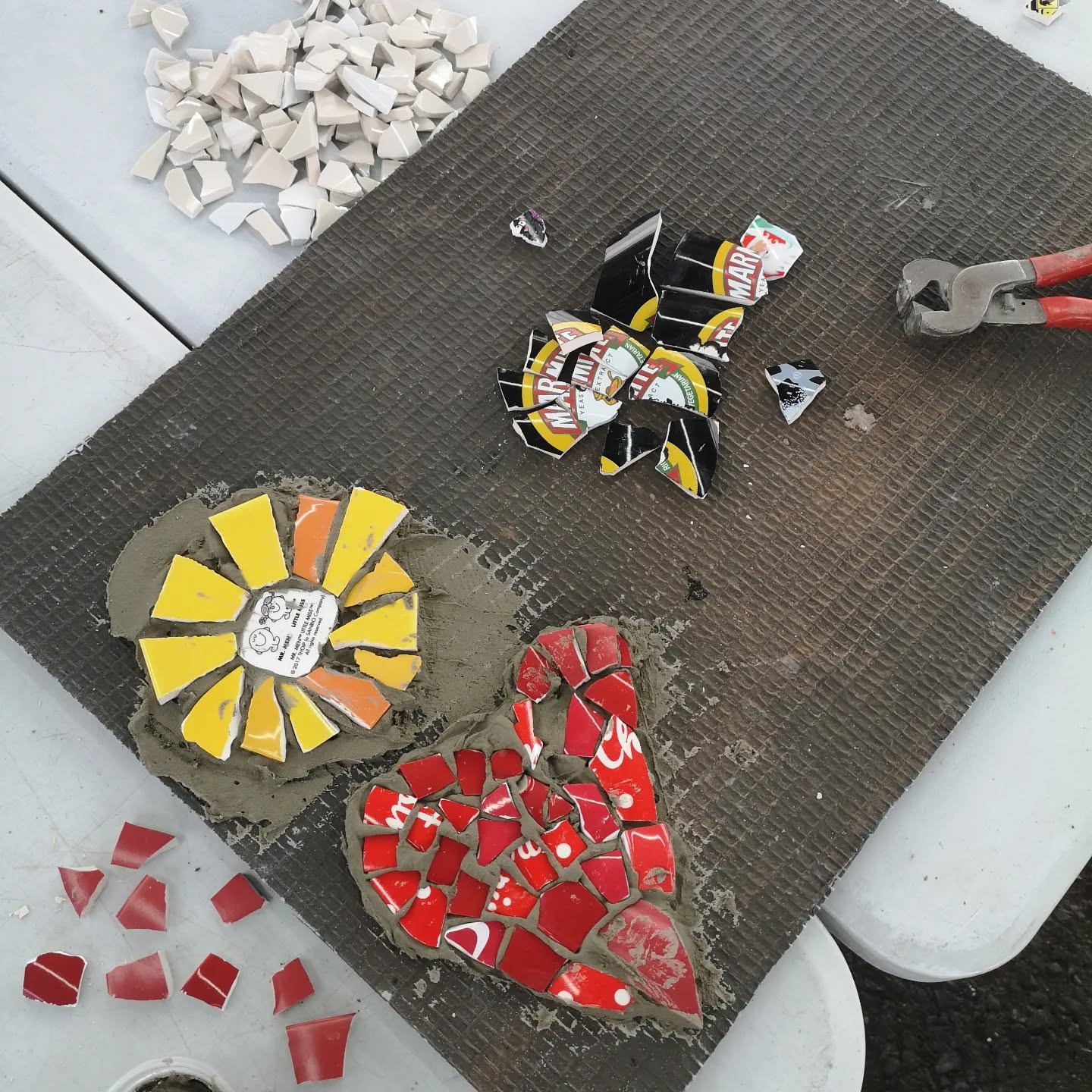 Well Being Wednesday at @onelovesoupkitchen we were asked by @focalpointgallery if we could take part in making a mosaic using recycled mugs - the guests that took part had a great time and we made 4 mosaics using the materials.
#upcycling #mosaicproject #mosaic #oneloveprojectsouthend #wellbeing #wellbeingproject #communityproject #communitymosaic #recycledmosaic #southendonsea