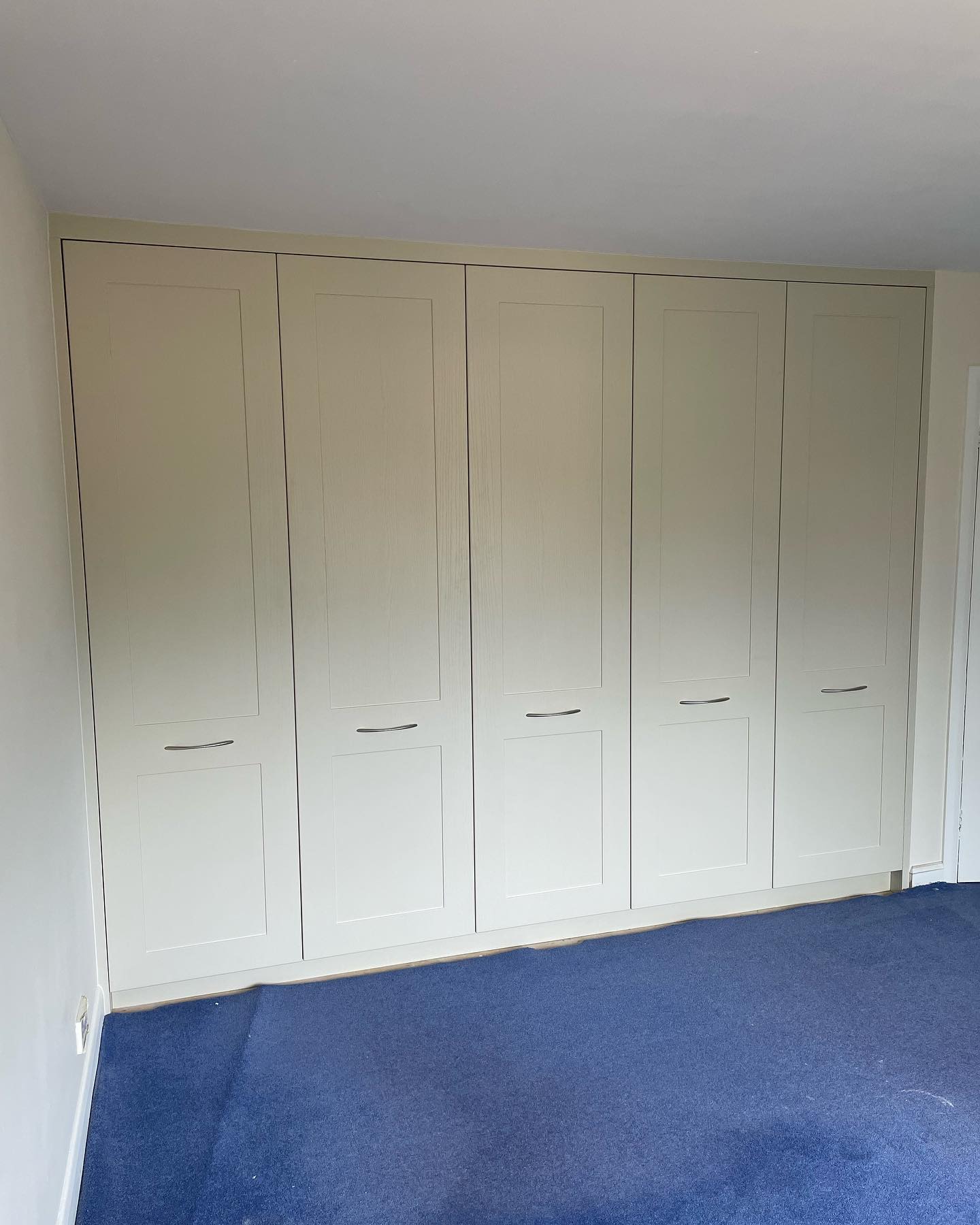 Mussel Ash wardrobes installed this week.
Old wardrobes removed, walls and ceiling skimmed, new wardrobes installed 👌
#bedrooms #bedroomfurniture #bespoke #wardrobes #ashwoodkitchens