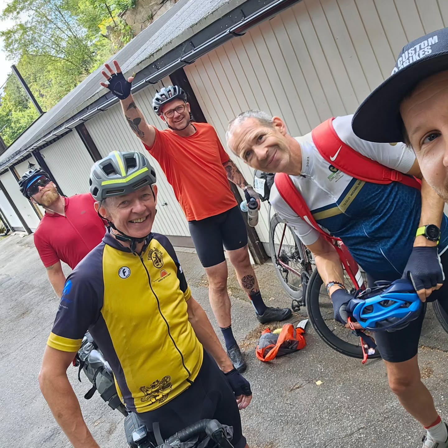 Uventet besøk fra #northcape4000 ene sykkelen fikk problem med at girwire hoppet av. Vi fikk David tilbake i racet og håper han kommer seg opp til Nordkapp uten flere problemer. God tur!