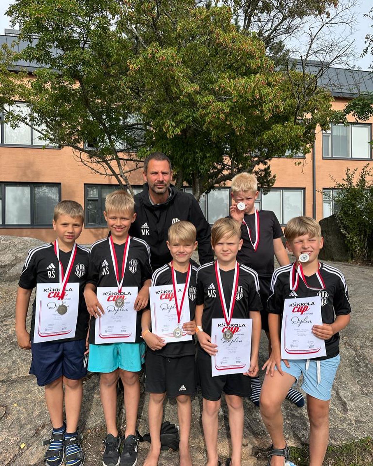 🇱🇻🇫🇮 Šajā vasarā Ropažu novada @fkvalor pirmo reizi devas ārpus Baltijas valstu rīkotiem turnīriem. No 19. līdz 23. jūlijam piedalījās 42. Kokkolas pilsētas rīkotajā futbola festivālā, kurā piedalījās vairāk kā 60 futbolu klubu komandas no 6 valstīm. Futbola klubs VALOR piedalījās turnīrā divās vecuma grupās. Jaunieši izrādīja ļoti lielu pretestību vadošām Igaunijas, Somijas un citām valstu vadošām komandām, pārliecinoties, ka esam konkurētspējīga komanda, ne tikai Latvijā, bet arī ārpus tās. Paldies Ralfam Krišjānim, Robertam Šikam, Nikijam Teterim, Emīlam Valdmanim, Mārtiņam Šildera, Gustavam Šreiberam, Matīsam Smukšam, Gļebam Zuteram, Reinim Kublickim, Emīlam Pitkēvičam, Linardam Garajam, Edgaram Bergmanim, Reno un Joannim Kolliopuls, Armandam Paeglim, Kristīnei Lindbergai, Jorenam Urbanovičam, Dāvim Ģīlim, Kārlim Apinim, Jurģim Liepiņam, Āronam Pinkai, Haraldam un Edvardam Kiršiem, un protams paldies atbalstītājiem un vecāku fanu klubam. 🔝🔥⚽️
🗓️ : Spēļu rezultāti
U-9 grupā :
PK-37 (Somija): FK Valor 4:3
PPJ/Lauttasaari : FKValor 4:2
GBK/Kokkola : FK Valor 1:5
FK VALOR : IF Standarts 4:0
FK VALOR : KPV/HELSINKI 4:1
GBK/Kokkola: FK Valor 1:1
U-13 grupā :
LBK: FK Valor 0:2
FK Valor : Rakveres JK Tarvas 0:1
FK Valor : IK Myran/Somija 1:1
FK Elva : FK Valor 1:0
GBK/Kokkola : FK Valor 0:1
FK Valor : PK-37 1:1
FK Valor : LaFK-KKP 2:0
FK Valor : LBK 1:1
@ropazu.novada.pasvaldiba