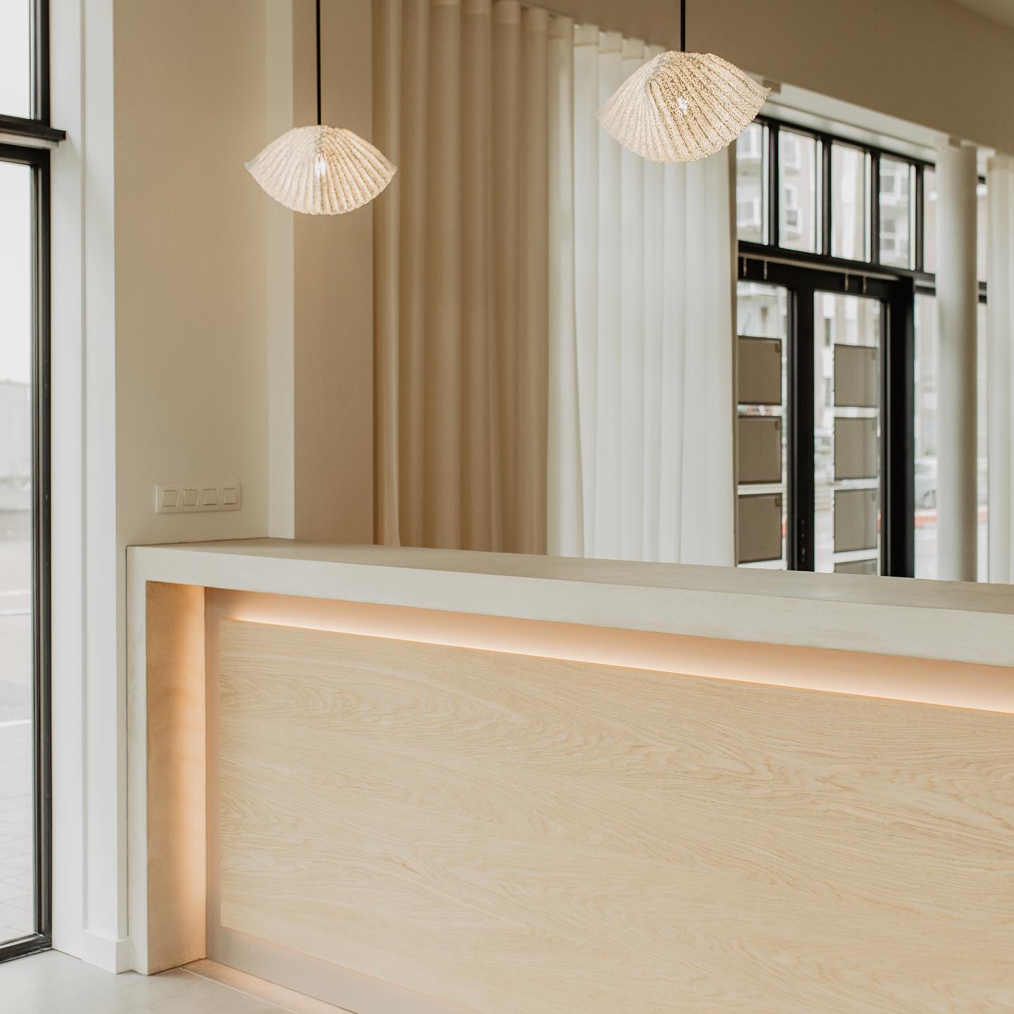 Interieurdesign.
Pas geleden hebben we het nieuwe kantoor van Immo De Nijs opgeleverd.
Sfeervol, kwalitatief en een knipoog naar onze mooie omgeving.
Samen met verschillende partners dit tot stand gebracht.
We zijn heel blij met het resultaat! 👌
📷: @beetjehome
#interiordesign #dezeen #archidaily #vogueliving #officedesign #architecture #architect #interiordesginer #designerlife #luxury #cadzand #knokke #parasconcepts #realestate #vastgoed #vastgoedmakelaar #ontwerp #interieurontwerp
@immodenijs
@patricia_paras
@cornecrafter
@levroparket.nl
@maasafbouw
@demaatwerker