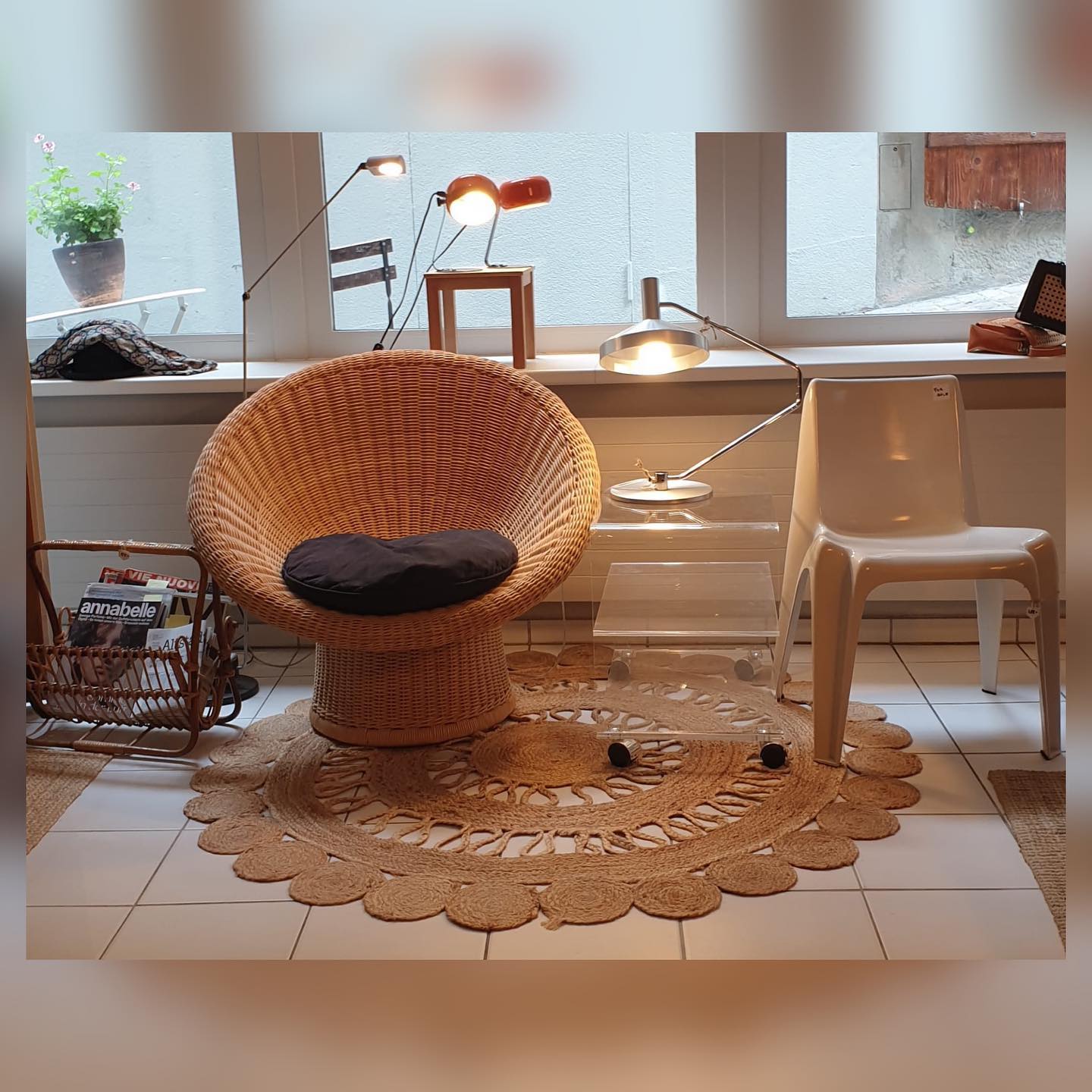 Have a seat in our #vintage corner and bring home your favourite designer lamp, basket chair or plexiglass table. 🛋️
#secondhand #vintage #zurich #design #interior