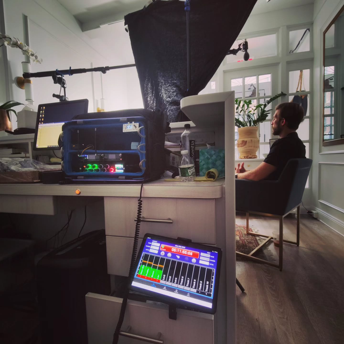 Mirrors 🫠 Tight Spaces 🫠 Dentists 🫠
(Only interview of the day, got called to set 4hrs too early)
•
#filmsetlife #soundspeeds #soundmixer