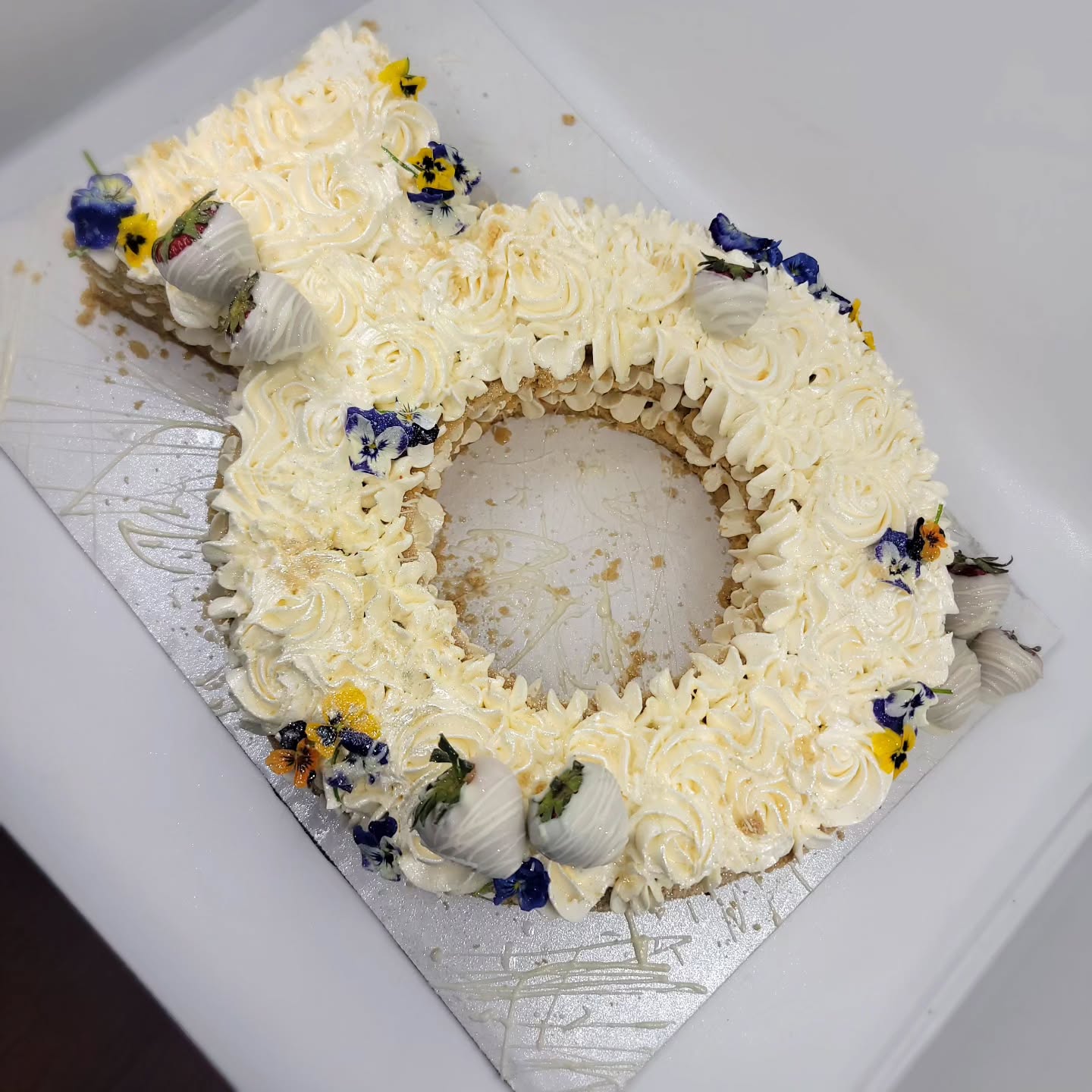 Three month left in wedding season!
-🎨-
-😎-
-🎂-
#loungincake #loungin #engagementring #wedding