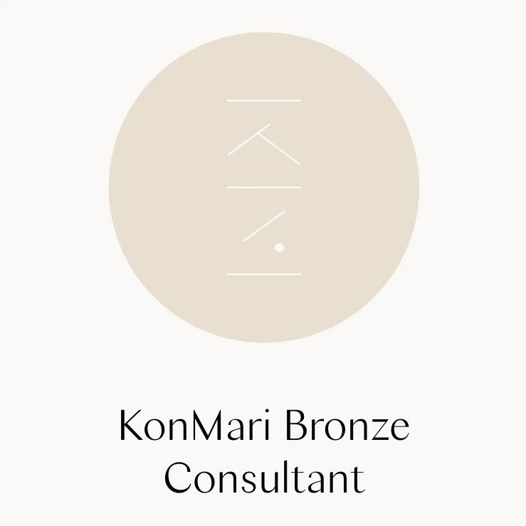 Next step 🥳 Ordnungsberatung macht MICH glücklich! Deshalb freue ich mich besonders über die nächste Zertifizierung von @konmari.co und darf mich jetzt offiziell KonMari® Bronze Consultant nennen 🎉
Danke an alle Kundinnen, die mir vertrauen 💖
PS: Je mehr Beratungsstunden die @konmariconsultants absolvieren, desto höher der Status
#celebrate #wins #ordnungscoach #ordnungsberatung #konmari