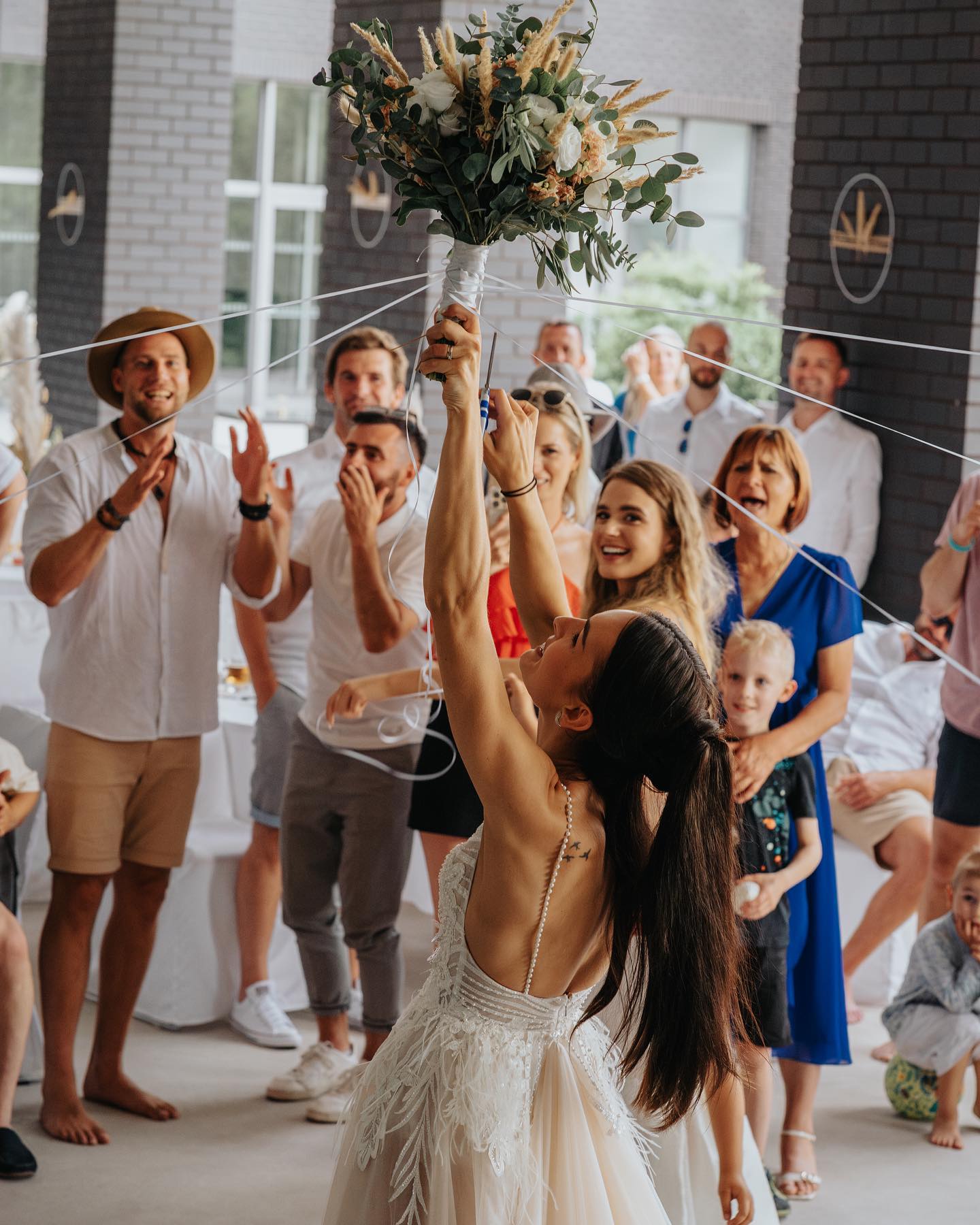 Kytici házet nebo stříhat?
a svatba v @hotelvitality
@tatana_husak_koppanova
#svatba #svatebnisaty #svatebnifotograf #svatebniinspirace #svatebnifoto #wedding #weedingdiaries #bridepreparation #bride #ostravice #svatebnimisto #love #laska #fotograf #fotografostrava #weddingphotographer #svatbavbeskydech #sonyphotography #sonygangcz #hotelvitality #svatba2023 #weddingday #weddingphotography #flatlay #weddingrings