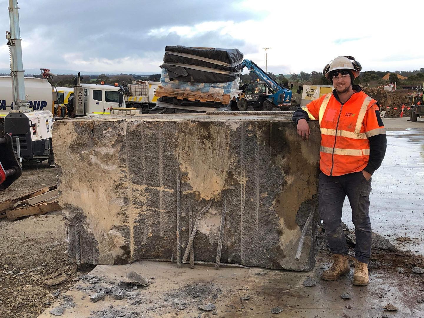 Definitely no shortage of steel but smiles all round for the boys.
#cuttingforce #cutting #tyrolit #hilti #australia #melbourne #gippsland #traralgon #coredrilling #cutting #grinding #concrete #scaning #flushcutting
#ringsawing #wiresawing #handsawing #roadsawing #generator #furphy #site #construction