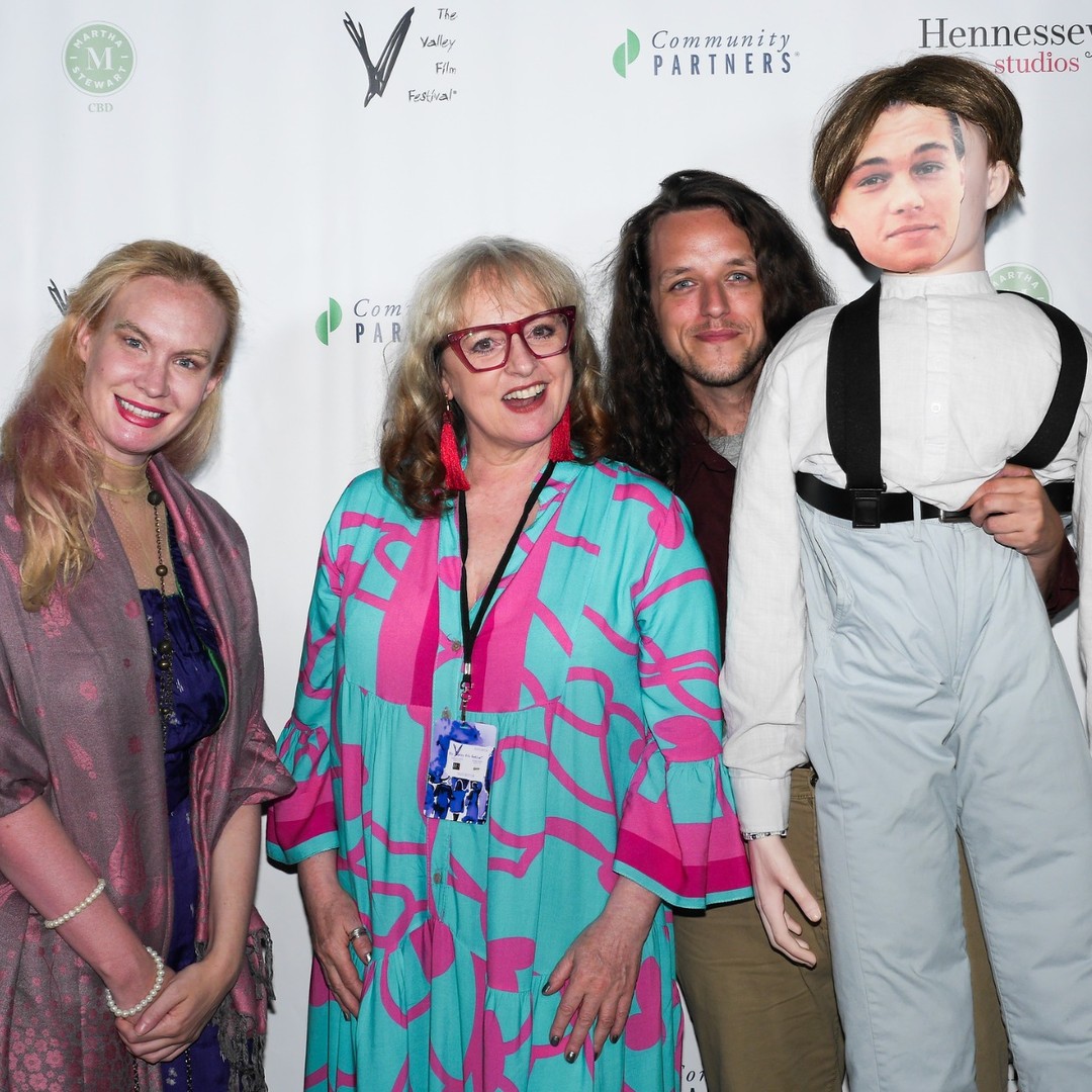 Some of our favourite pics from the red carpet at the premiere screening of Ship of Dreams: Titanic Movie Diaries at @valleyfilmfest
Actors, producers and most importantly, the FANS turned out and we all had a bit of a lovefest on our love for the movies - and VHS apparently!!
#titanic #shipofdreams #titanicactors #titanicfans @titanicmovie #titaniconVHS @jamescameronofficial #fatherbyles #jameslancaster #lindakerns #firstclasswoman #jackdawson #leonardodicaprio #katewinslet