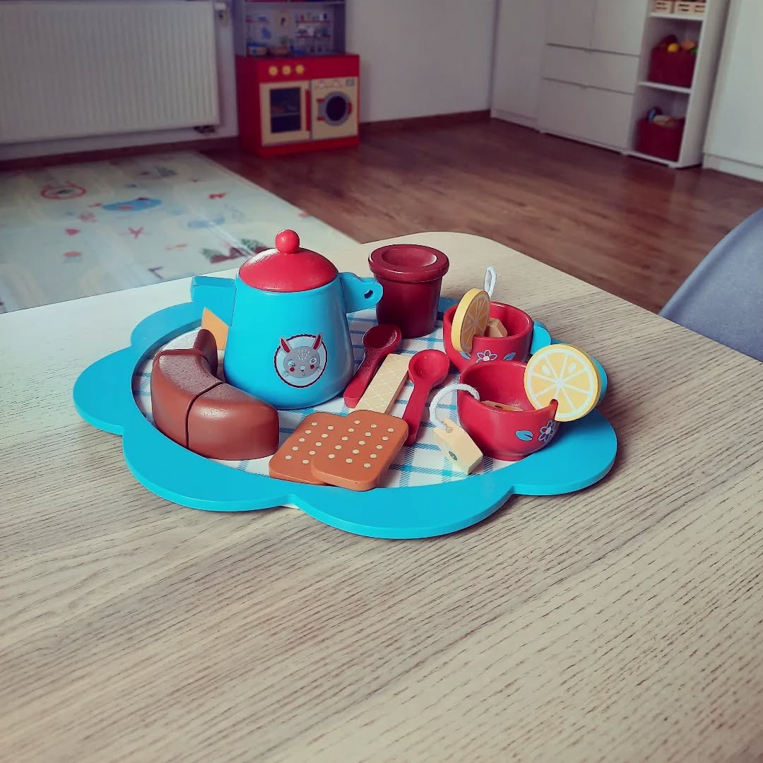 #logopedawieliczka #terapiaprzezzabawe
Zestaw herbatkowy, czyli coś dla maluchów z opóźnionym rozwojem mowy i starszaków ćwiczących głoskę R🙂 Herrrrbata, cytrrryna, rrrogalik, konfiturrra 🙂