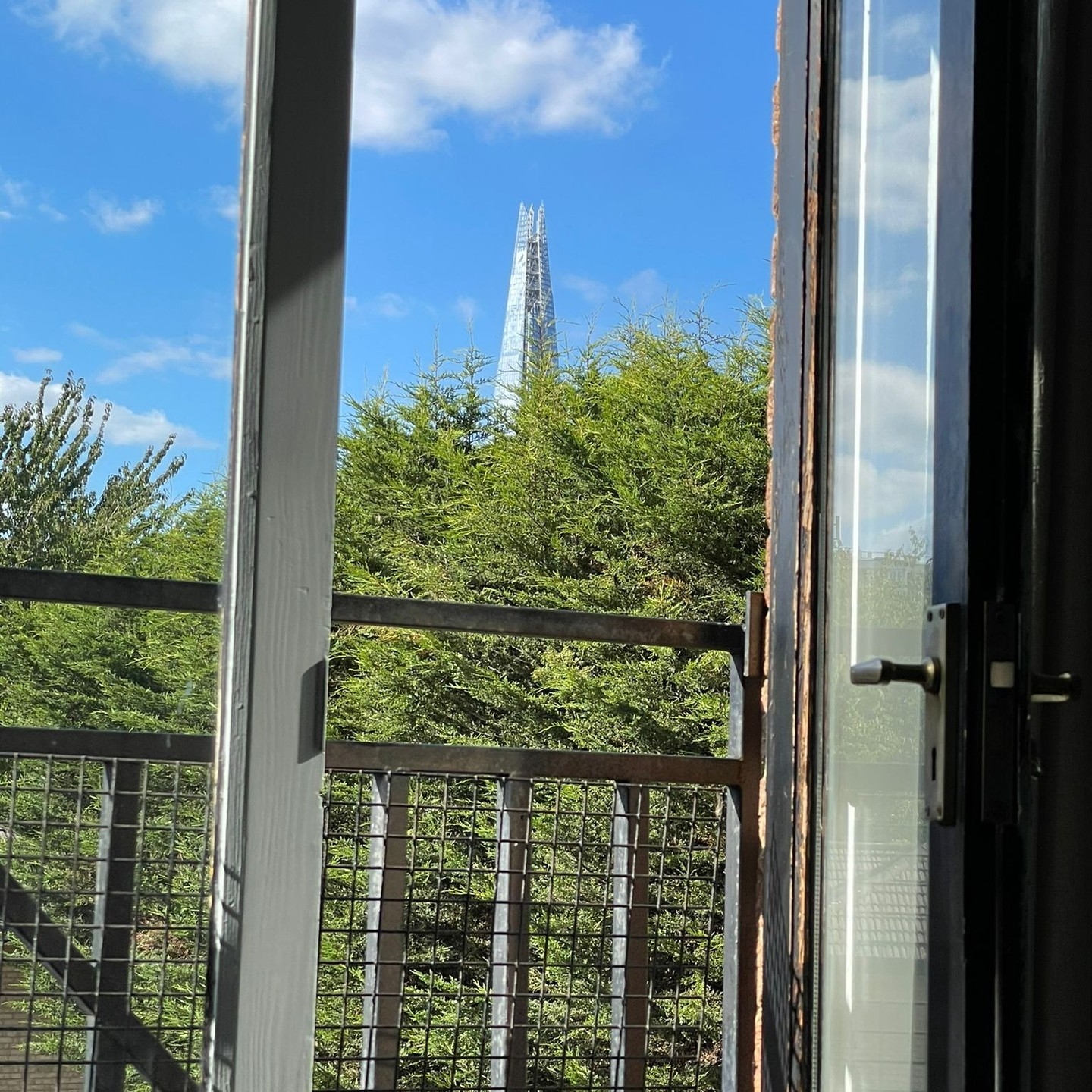 This is the view from the flat just purchased by our Client... congratulations to her 😊
#shard #propertyfinder #london #welchomeinternational #happyclient
