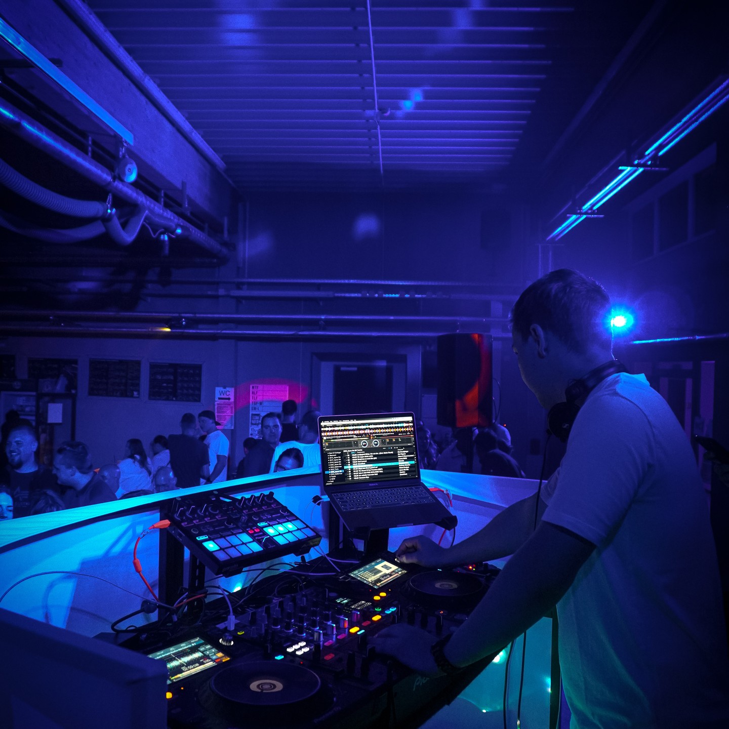 #ffw #bluelightparty #dj #dance