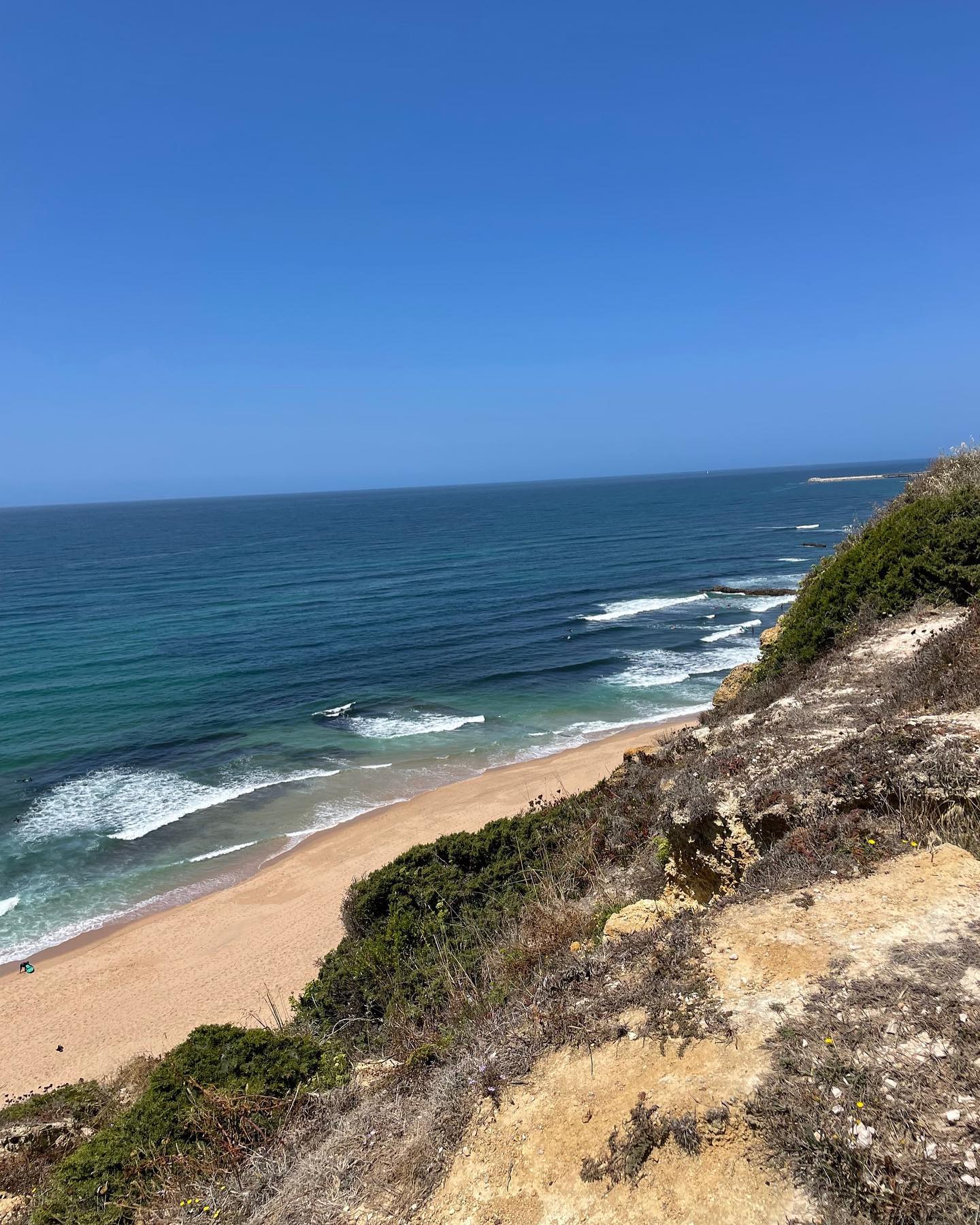 Alles, was wir sind, alles, was wir können, alles, was noch vor uns liegt, ist dieser Ozean. Wir haben diese unglaublich innere Grösse, die uns Stabilität gibt 🤍 Und dann gehen wir durch Höhen und Tiefen – das sind die Wellen 🌊🌊🌊 Aber die haben nichts mit unserem inneren Kern zu tun, den uns niemand wegnehmen kann und der uns ausmacht. Die Grösse, die wir mitbringen. Jedes Erlebnis ist eine Welle, jede Herausforderung, die wir meistern müssen, ist eine besonders grosse. Aber alles, was passiert, wird diesen tiefen, zufriedenen Kern nie zerstören ✨ Die tatsächliche Menge an Wasser ist so viel riesiger als die Wellen obendrauf. Du bist der Ozean, nicht nur die Wellen. Wenn man diese zwei Ebenen sieht, und sich seines Kerns bewusst ist, kann man viel gelassener mit Herausforderungen umgehen 🙏🏻
#reflections #lovelife #lovethis #trust #books #read #selfcare #sundays #justbe #thinkaboutit #takeiteasy