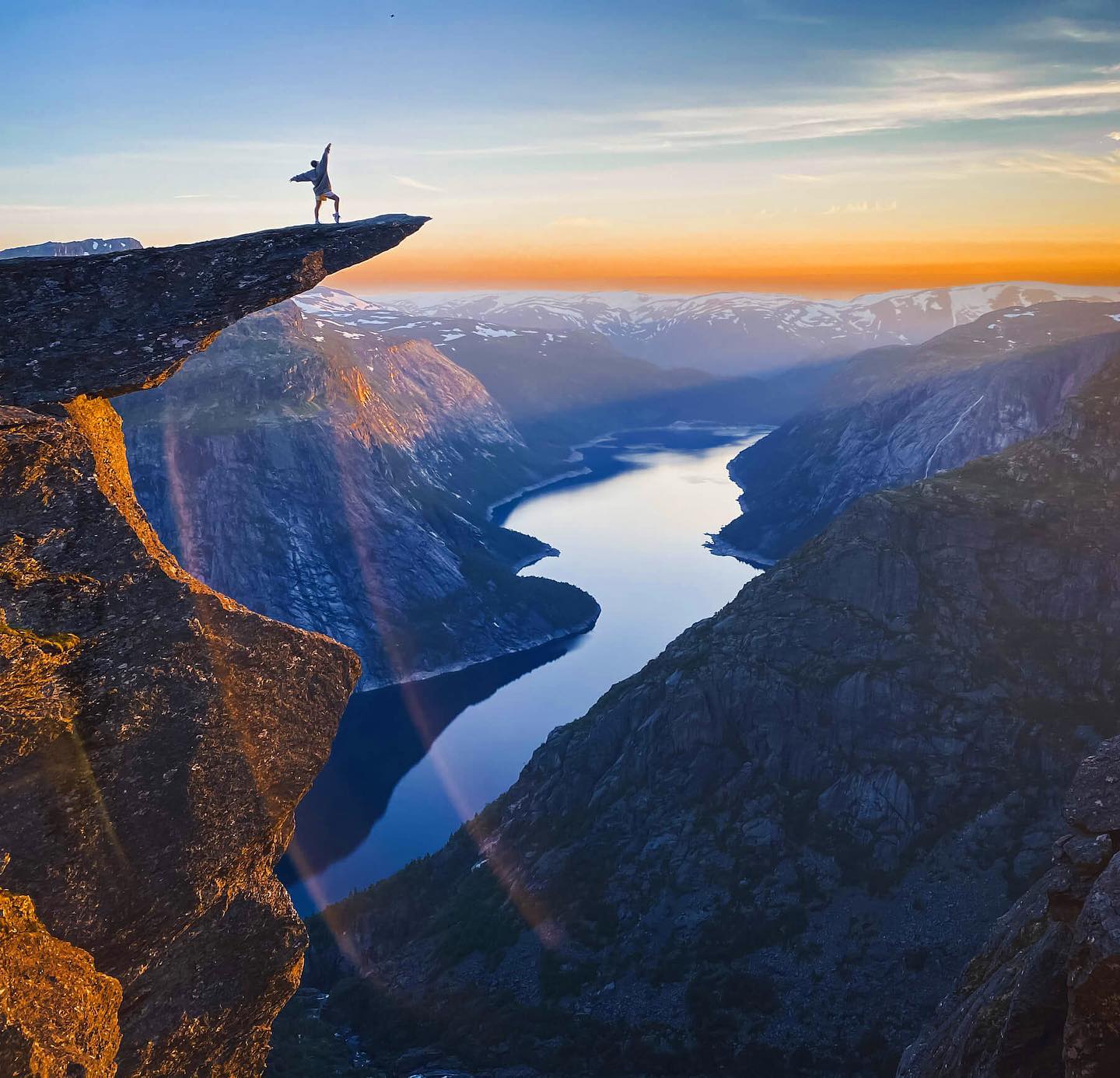 📍 Travel tips: TROLLTUNGA
⛰️ Trolltunga is one of the most scenic and spectacular cliffs in Norway, hovering 700 metres above Ringedalsvatnet lake. Situated at the western edge of the Hardangervidda plateau, near the town of Odda, Trolltunga was carved by the icecap that once covered most of Scandinavia.
#vanlife #vanlifestyle #luxurylifestyle #explorenorway #exploreoslo #campervan #camperlifestyle #campervans #oslo #norway #campingtrip #luxurycamping #getaround #getaroundnorway #northernlights #northernnorway #booking #opplevno #lofoten #campr #utno #visitnorway #visitoslo #visitlofoten