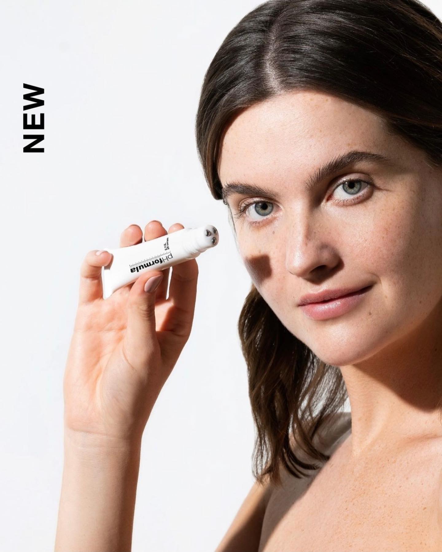 Oppdag fordelene med pHformula E.Y.E Lift Serum 🤩 Vår nye favoritt!
✔️Hjelper med å redusere rynker, hevelser og tørrhet
✔️Forbedrer hudens fasthet
✔️Øker hudens fuktighet med en langtidsvirkende effekt
Og … den rullende metallaplikatoren gir umiddelbart en kjølende og oppkvikkende følelse samtidig som den strammer, reduserer hovenhet og løfter for et våkent blikk ✨
pHformula E.Y.E Lift Serum er et øyeserum som intensivt fukter og reduserer synligheten av linjer og tegn på trøtthet.
Med ingredienser som Lapacho-barkekstrakt, ektoin og hyaluronsyre, er pHformula E.Y.E Lift Serum et produkt som passer ALLE.
Om du aldri har brukt øyekrem før, men ser at du ønsker å gi øyeområdet ditt litt mer oppmerksomhet, så er dette produktet det perfekte sted å starte! Lettvint, behagelig - med umiddelbar effekt 😍
#TemaHud #formerennvelvære #Asker #Nesbru #hudpleie #hudpleieasker #hudpleienesbru #hudpleietips #hudpleieprodukter #hudpleierutine #hudpleiesalong #handlelokalt #støttsmåbedrifter #phformula #phformulanorge