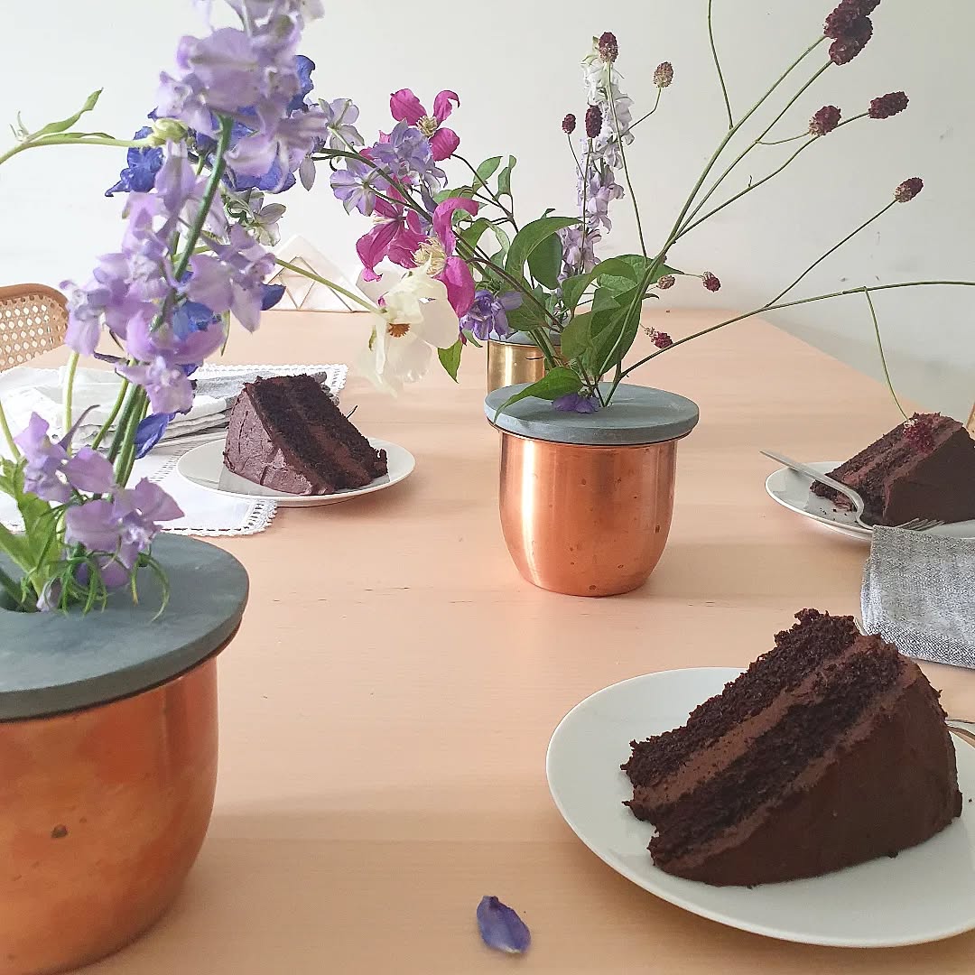 Wishing I still had some of that yummy chocolate cake left. Bud vases still looking good though 👌
.
Cake recipe by @jessicainthekitchen
.
.
.
#gracesoukystudio #gracesouky #domesticcollectables #budvases #budvase #veganchocolatecake #plantbased #coppercontainers #brasscontainers