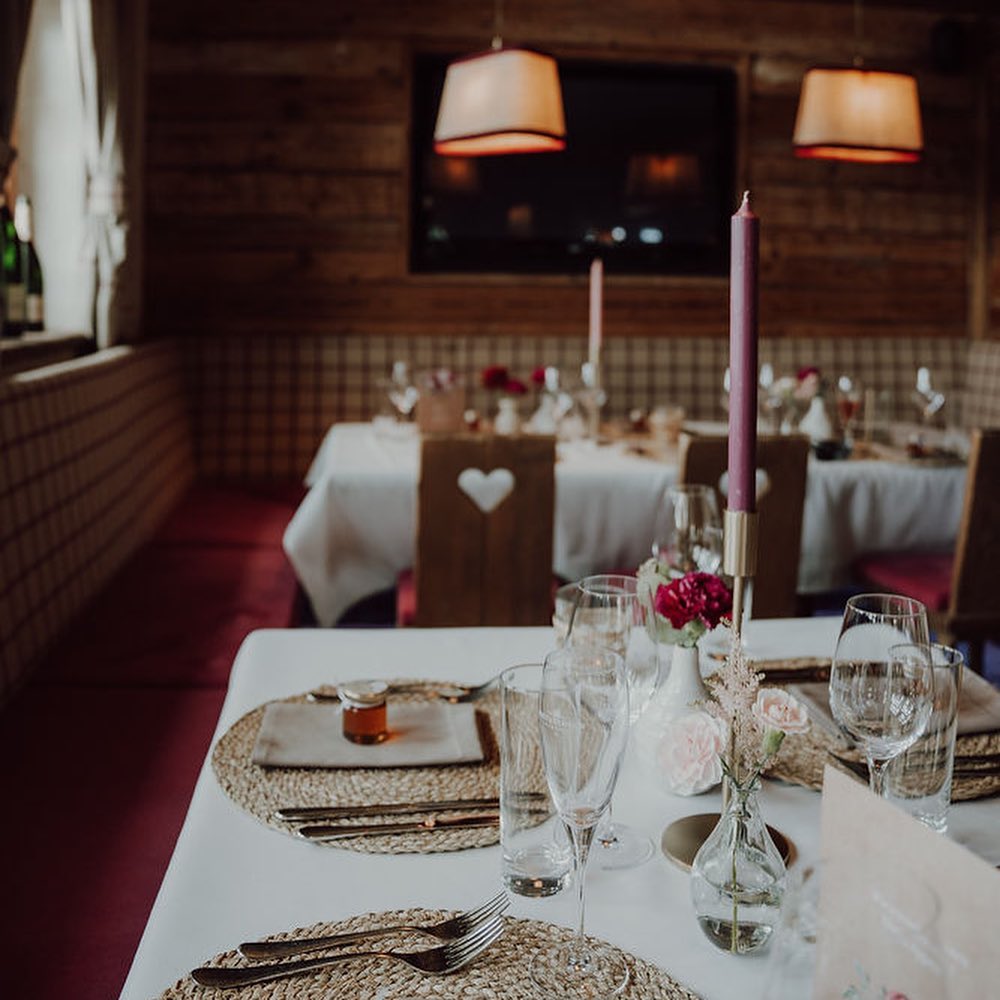 Hochzeit auf der Alm ✨🏔
Danke, dass ich diesen ganz besonderen Tag von euch begleiten durfte. 🧡 @rieger8644
Location 🫶 @lisa_alm_flachau
Fotos @wearetheclick
#wedding #bohowedding #weddingdeko #dekoverleih #dekoverleihösterreich #bohostyle #tischdeko #heirateninösterreich #weddinginspiration #hochzeitsdeko