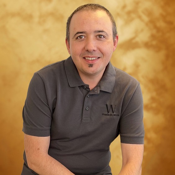 Ich freue mich sehr, das Team der Praxis Dr. Wirth als Facharzt der Plastischen und Ästhetischen Chirurgie ab sofort ergänzen zu dürfen. Sie werden mich jeweils dienstags in der Praxis antreffen und ich freue mich Sie kennenzulernen. Meinem Lebenslauf entnehmen Sie, dass ich als ausgewiesener Experte der Plastischen und Rekonstruktiven Chirurgie über langjährige Erfahrungen für sämtliche medizinisch-chirurgischen Eingriffe des Fachgebiets verfüge. Aufgrund meiner intensiven wissenschaftlichen Tätigkeit verfüge ich zudem unmittelbar über das Wissen zu den neuesten Entwicklungen auf dem Fachgebiet. Sehr gerne stehe ich Ihnen mit diesem Wissen und meinen Fähigkeiten zur Verfügung, um Ihnen die bestmögliche, individuelle Beratung und Behandlung zukommen zu lassen. Sprechstundentermine können Sie sofort unter 032 322 88 10 vereinbaren.
_______________________________________________
Je suis très heureux de pouvoir compléter dès maintenant l'équipe du cabinet du Dr Wirth en tant que spécialiste en chirurgie plastique et esthétique. Vous me rencontrerez tous les mardis au cabinet et je me réjouis de faire votre connaissance. Comme vous pouvez le lire dans mon CV, je suis un expert reconnu en chirurgie plastique et reconstructive et je dispose d'une longue expérience dans toutes les interventions médico-chirurgicales de cette spécialité. En raison de mon activité scientifique intensive, je dispose en outre directement des connaissances sur les derniers développements dans ce domaine. C'est avec plaisir que je mettrai ces connaissances et mes compétences à votre disposition afin de vous offrir le meilleur conseil et le meilleur traitement possible. Vous pouvez prendre rendez-vous dès maintenant au 032 322 88 10.
#praxiswirth #drmedraphaelwirth #plastischechirurgie