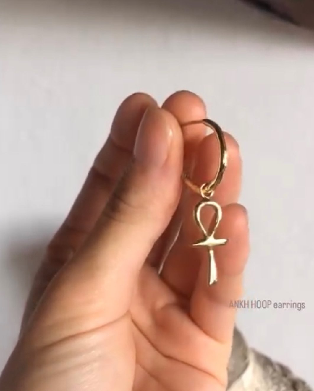 PART I
I have created a photo album with the pieces I have worked on in the past 2022 and this year, since many of them are not uploaded on the profile and I have only published them in stories. This will make it easier for you to see what Is available. I'm waiting for the foundry to open after these holidays and picking up many pieces that I left before the summer. Some new designs that are still in wax in their first state, and others that I wanted to modify a bit for a better design. Here you can see some, last year I focused a lot on creating hoop designs, it seems to me a very comfortable design and it gives a lot of play since the hoop pieces can be interchanged. sorry for the quality of the photos, little by little I will do a session so you can see everything that has been cooked up in the last two years 😊
#jewelry#jewelrydesign#hoops#jewels#ancientjewelry#ancient#ancientgreece #ancientegypt #adornyourself #bohemianstyle #bohostylejewelry #bohostyle #consciusbrand #ethicalfashion #ethicalbrand#jewelrybrand