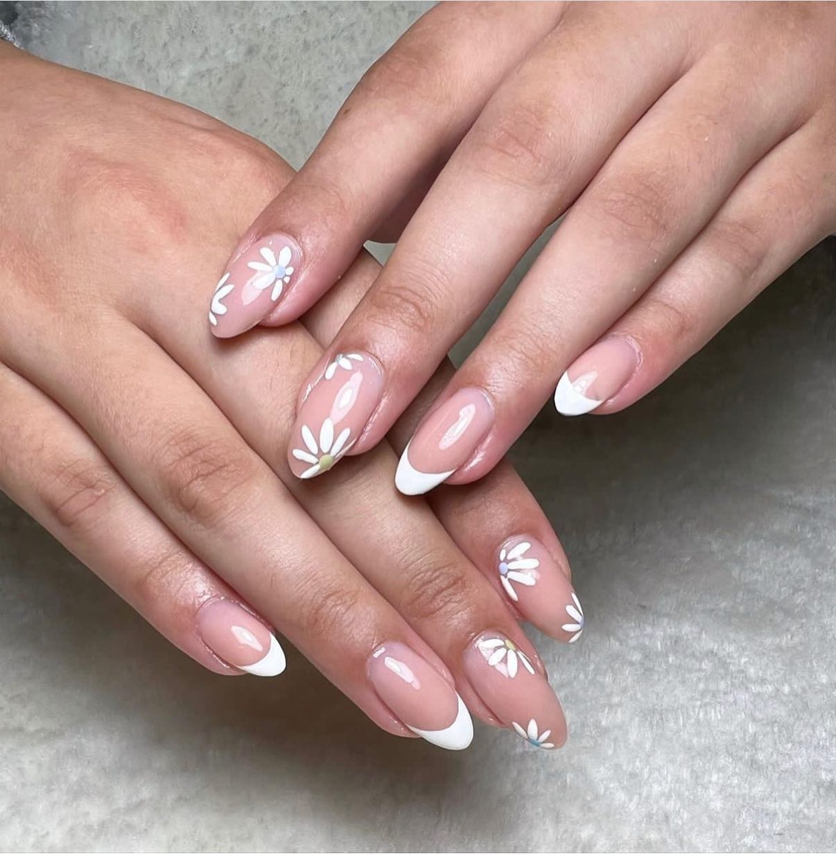 Dainty Daisies ๐คโจ
If you havenโt checked out @auranailsyyc go stop by her page and give her a follow as she grows her clientele right here in YYC! She excelled from the first day of classes, and continued that on into her career!
She loves dainty nail art and soft colours, and her attention to detail speaks for itself ๐