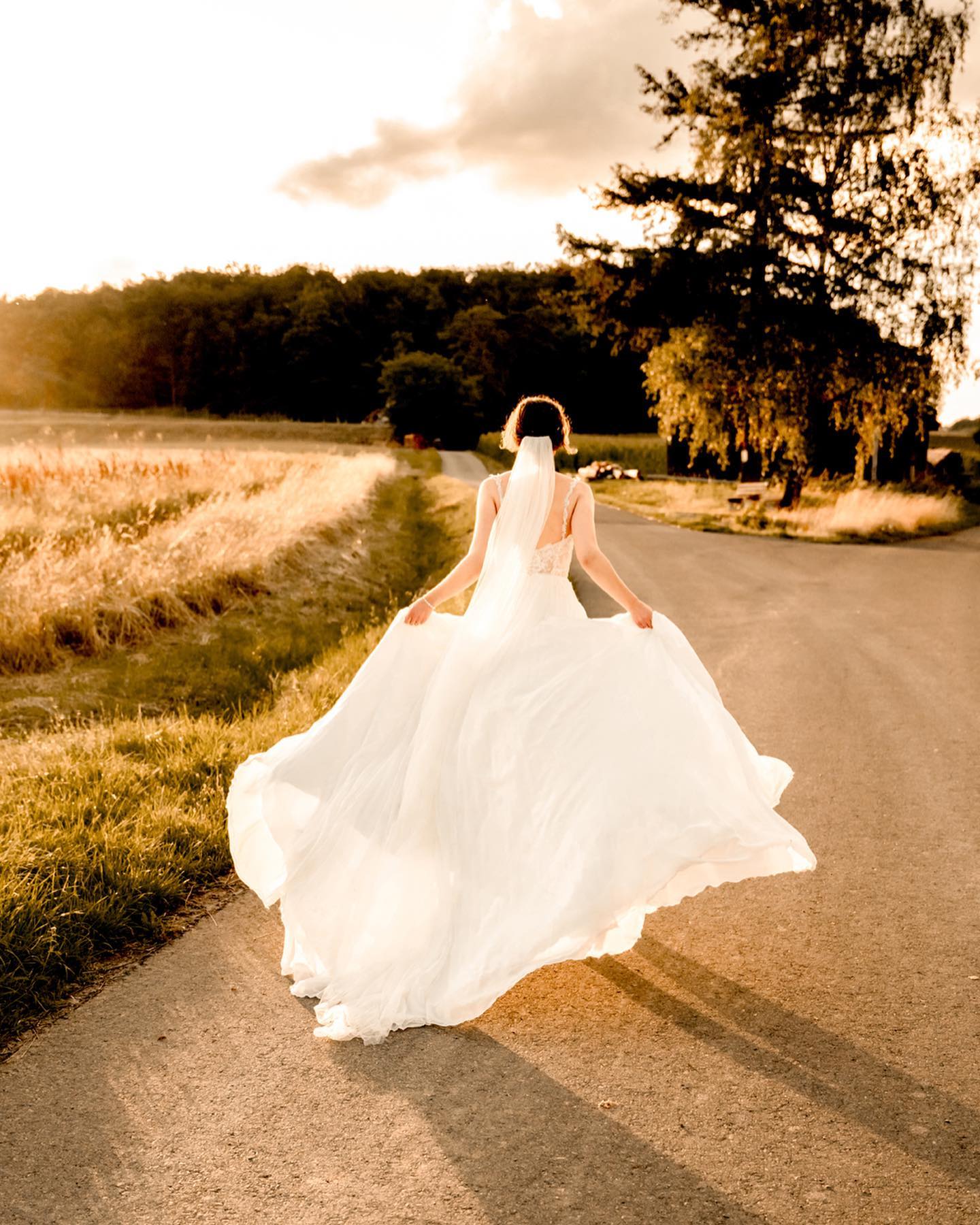 Happy sunny weekend 🥰💕
Mit diesen wunderschönen Bildern aus dem Sunset Shooting wünsch ich euch ein tolles Wochenende - bei uns steht Grillen & Geburtstag feiern an 🥳.
Liebe Paare, wenn es irgendwie möglich ist, schaut dass ihr euch nochmal 20-30 Minuten am Abend für das Sunset Shooting nehmen könnt - es lohnt sich immer so sehr 😍. Wir hatten auch so Glück - den ganzen Tag über hatte es immer wieder geregnet, abends kam aber nochmal die Sonne raus ☀️💕
👰🏻♀️&🤵🏻♂️: @_anna.hlr__ & @lksgrsr
#hochzeit2023 #hochzeitstag #weddingday #brautportrait #brautinspiration #hochzeitstipps #hochzeitwuerzburg #bridalbeauty #würzburg #hochzeitsplanung #heirateninfranken #hochzeit2024