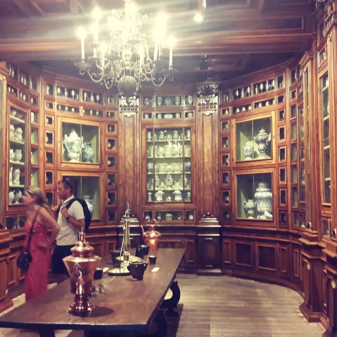 J'ai eu des frissons en rentrant dans le magnifique apothicaire du Château de Chenonceau.
De voir les anciens bocaux, les balances, les préparations.....chaque pot avait sa destination. Une plongée dans un temps que j'aurais aimé vivre
#chenonceau #apothicaire #herboristerie #plantesmedicinales
#histoire