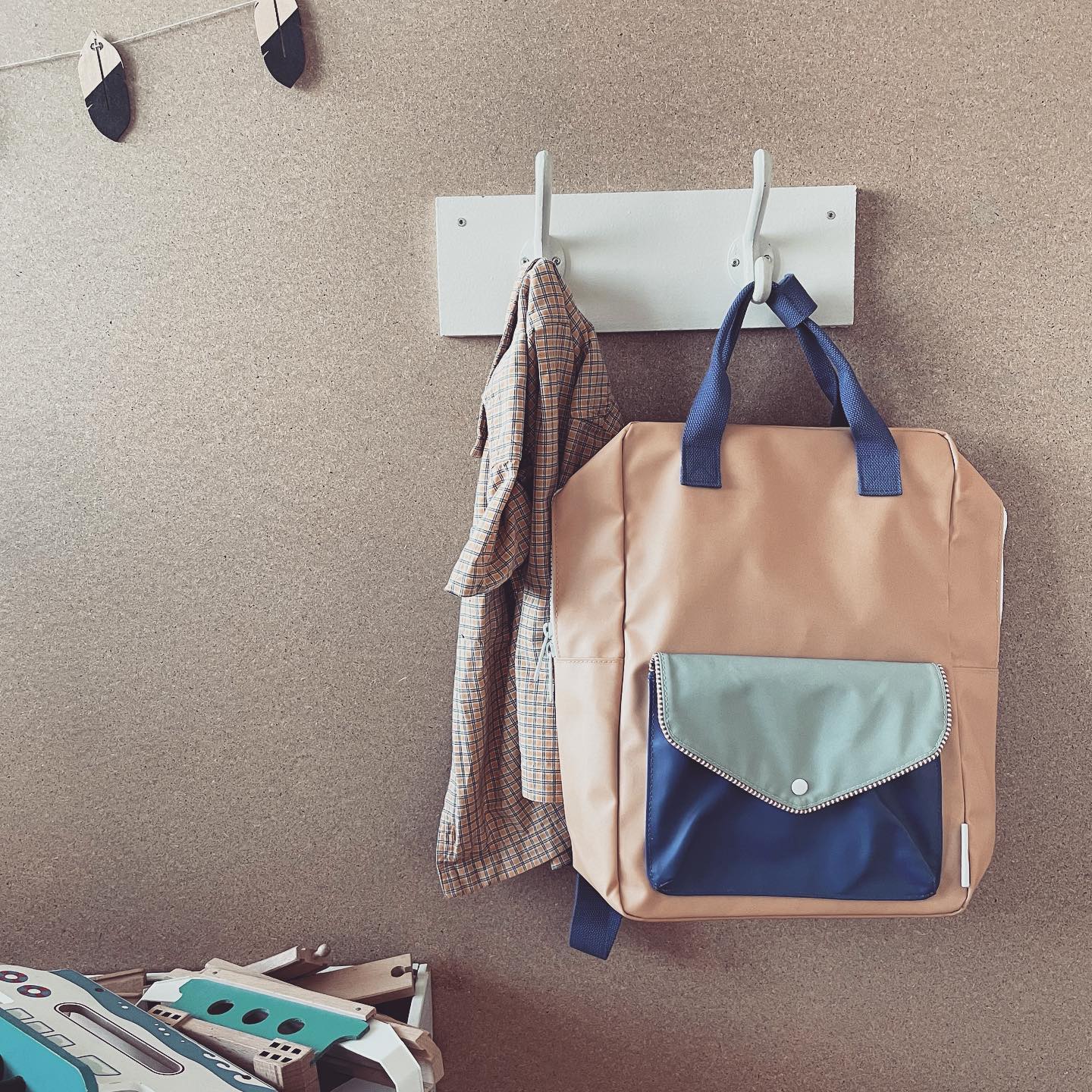 „Bildung bedeutet für die meisten Menschen, dass sie versuchen, das Kind wie einen für seine Gesellschaft typischen Erwachsenen aussehen zu lassen. Aber für mich sollten Bildungseinrichtungen kleine Schöpfer hervorbringen. Sie müssen die Kinder zu Erfindern, Inovatoren und Nonkonformisten machen.“
Jean Piaget
Ich wünsche für das neue Schuljahr jedem Kind Lehrpersonen, die das Kind sehen und spühren, eine wohlwollende, liebevolle Beziehung zu ihm aufbauen und seine Stärken und Kompetenzen erkennen und schätzen können.
Und ich wünsche jeder Lehrperson, dass sie die Ressourcen und Unterstützung bekommt, die sie zur Umsetzung für Obengenanntes braucht.
En guete Schuelstart allne, wo‘s betrifft!! ✨
.
.
.
.
.
.
.
#schulstart #schule #kinder #children #schüler #schülerinnen #beziehungvorerziehung #beziehungstatterziehung #beziehung #bindung #bindungsorientiert