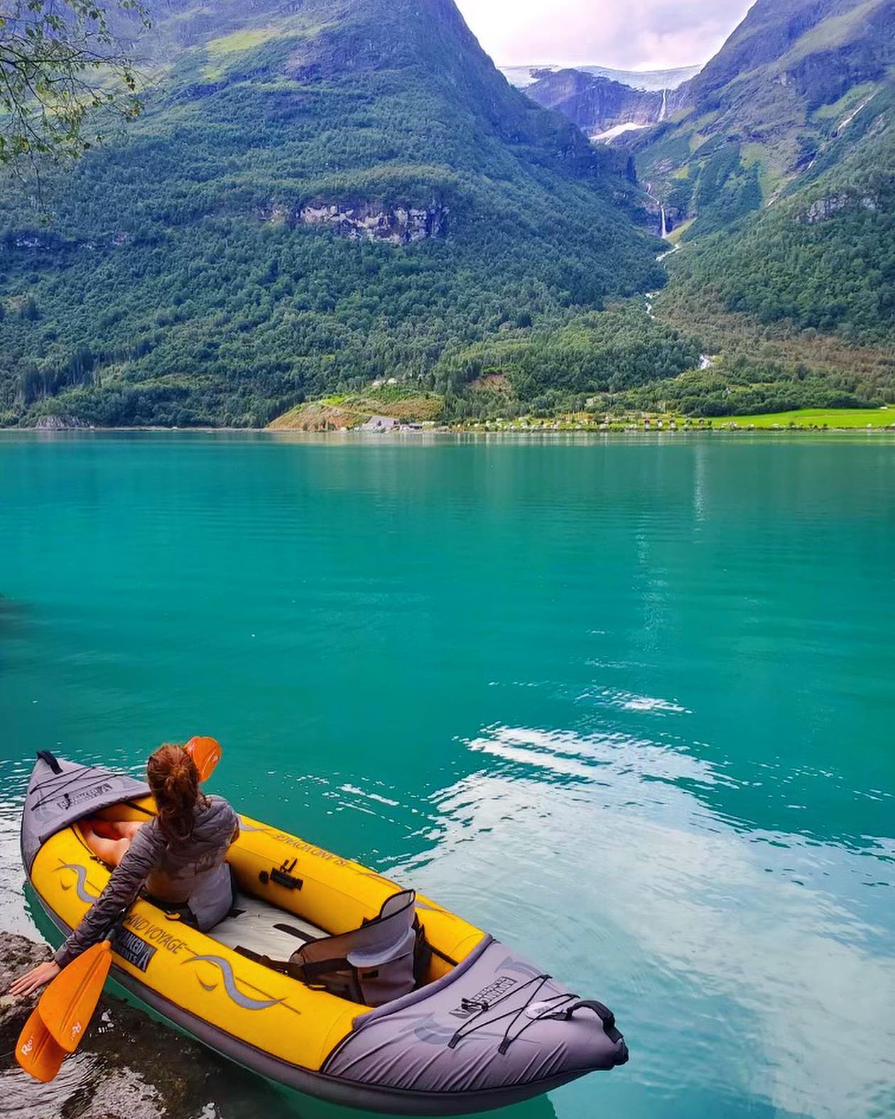 🛶 + 🚍 = 💚
Did you know that you can rent a double kayak from us? Just let us know when you complete your booking and we make sure that it follows the van you have booked🤩
A fantastic way to explore the beautiful Norwegian fjords🇳🇴🌊
#vanlife #vanlifestyle #luxurylifestyle #explorenorway #exploreoslo #campervan #camperlifestyle #campervans #oslo #norway #campingtrip #luxurycamping #getaround #getaroundnorway #northernlights #northernnorway #booking #opplevno #lofoten #campr #utno #visitnorway #visitoslo #visitlofoten