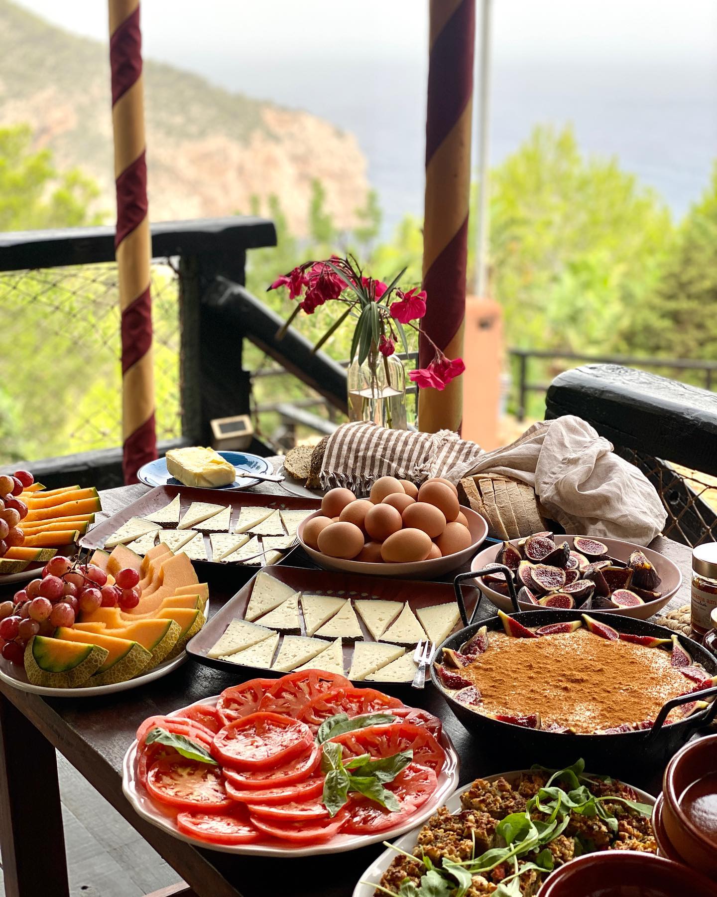 Retreat life: start with yoga, then savor a lovingly prepared brunch with a view.
#Ibiza retreat with @emilymergyoga @mergretreats ๐ง๐ปโโ๏ธ๐