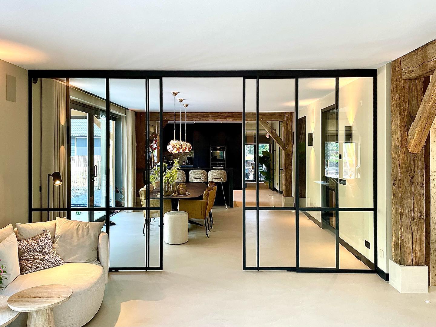 In deze schitterende woning hebben we recent meerdere stalen deuren geplaatst. De strakke lijnen en het staal gecombineerd met houten gebinten, zorgt voor een prachtig klassiek modern interieur.
Het resultaat is een perfecte mix van oud en nieuw en zorgt voor een chique uitstraling!✨
#stalendeuren #stalenwand #stalentaatsdeuren #steel #door #soundcontrol #akoestisch #veiligheidsglas #stalenbinnendeuren #chic #interior #livingroom #decor #interiordesign #woonkamerinspiratie #keuken #modern #klassiek #woonstijlen #mix #luxewonen #exclusief #luxurylifestyle #living #livingroom #notariswoning #flevoland #gietvloer #adviesopmaat #wesselssteelworks