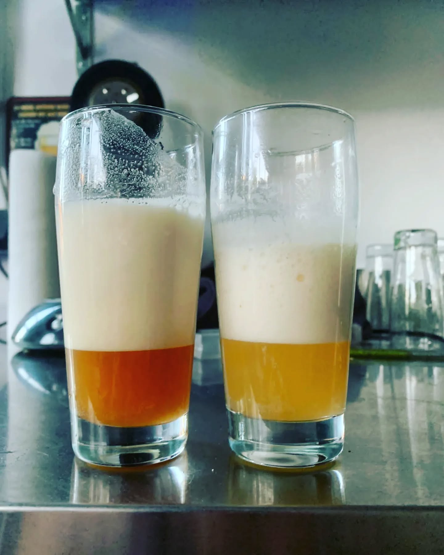 Hier stehen die beiden Schönheiten, welche sich momentan noch in der Gärung befinden. Zum Soft Opening stellen wir euch unser Wiess und unser Amber Ale vor. Vielen Dank nochmal an die @coltro.gold Brauerei, deren Anlage wir benutzen durften. Freut euch auf die Biere, welche Ihr am 16.9. probieren könnt.