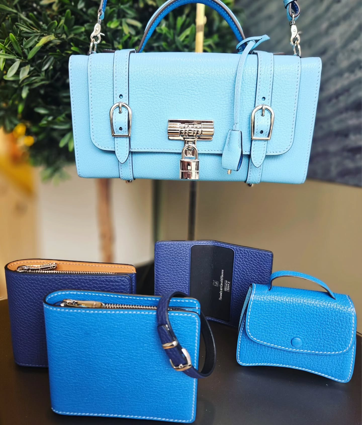 ➡️ sac à main Diligent 26cm en chèvre Givré/chèvre Bleu de France.
➡️ porte-billets/2 cartes/monnaie chèvre Bleu de France/ chèvre Givré.
➡️ porte-billets/2 cartes/monnaie taurillon outremer.
➡️ porte-monnaie Loquet chèvre Bleu de France/chèvre Givré.
➡️ bracelet boucle Diamant tauillon outremer.
#prouesbydavidhanna #diligent #bluecolor #wallet #luxurybag #luxuryleathergoods #luxurystore #frenchbrand #madeinfrance #petitemaroquinerie #meilleurouvrierdefrance #cardholder #bracelet