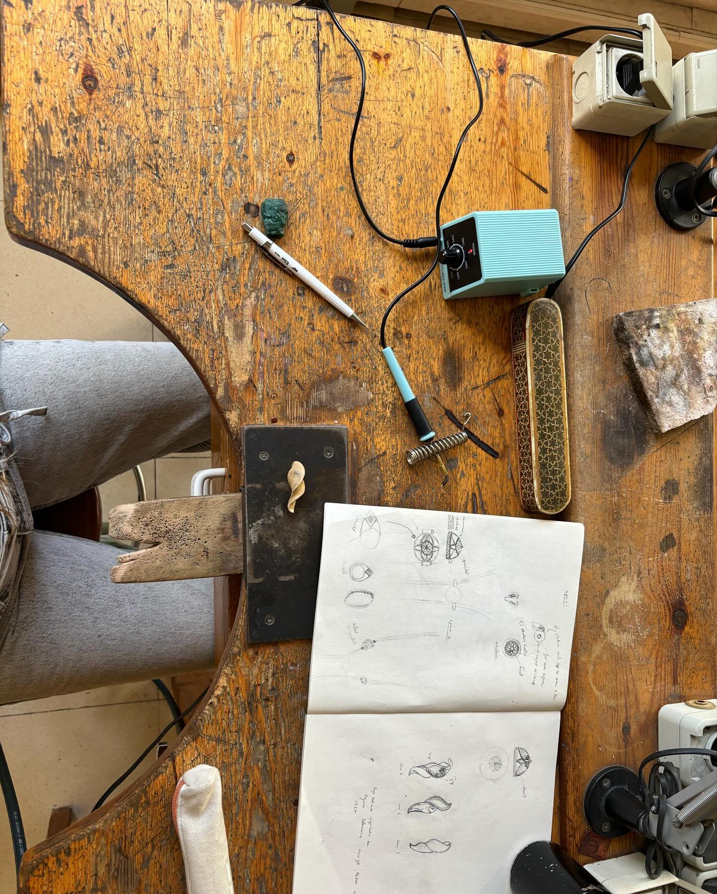 El artista hace una carrera invisible.
Con el tiempo me he dado cuenta de cómo un artista hace carrera detrás de las bambalinas, se construye a sí mismo en silencio y a puerta cerrada, de pasar horas y horas en su taller, de experimentar, de fracasar mil veces, de volver a ponerse en pie, porque su pasión y el amor que siente al crear es lo que alienta a su alma.
Diseñar es una tarea que implica una gran imaginación, pero diría que no solo eso, sino también tener una biblioteca mental de posibilidades, aprender cosas que pueden ser diferentes a las que sueles hacer, para ver las posibilidades que se te abren dentro, es alimentar tus recursos. A veces exprimir la mente y otras dejarse llevar por completo.
Crear significa trasladar al plano físico construcciones mentales abstractas. Diseñar es adentrarte hasta tus entrañas, entrar en tus profundidades y extraer sensaciones, formas, colores, entrar en intimidad con los materiales.
Personalmente es una parte que si bien en un principio me parecía tediosa, ahora la disfruto como una niña.
📸 trabajos de la escuela de joyería. Nuevas posibilidades ✨
La pieza final será completamente distinta a lo que parece ahora 🙂
#jewelry#jewelrydesign#jewels#ancientjewelry#bohemianstyle #bohostylejewelry #bohostyle #consciusbrand #ethicalfashion #ethicalbrand#waxjewelry#lostwax#lostwaxcasting #desing#jewelrydesigner #jewelryschool