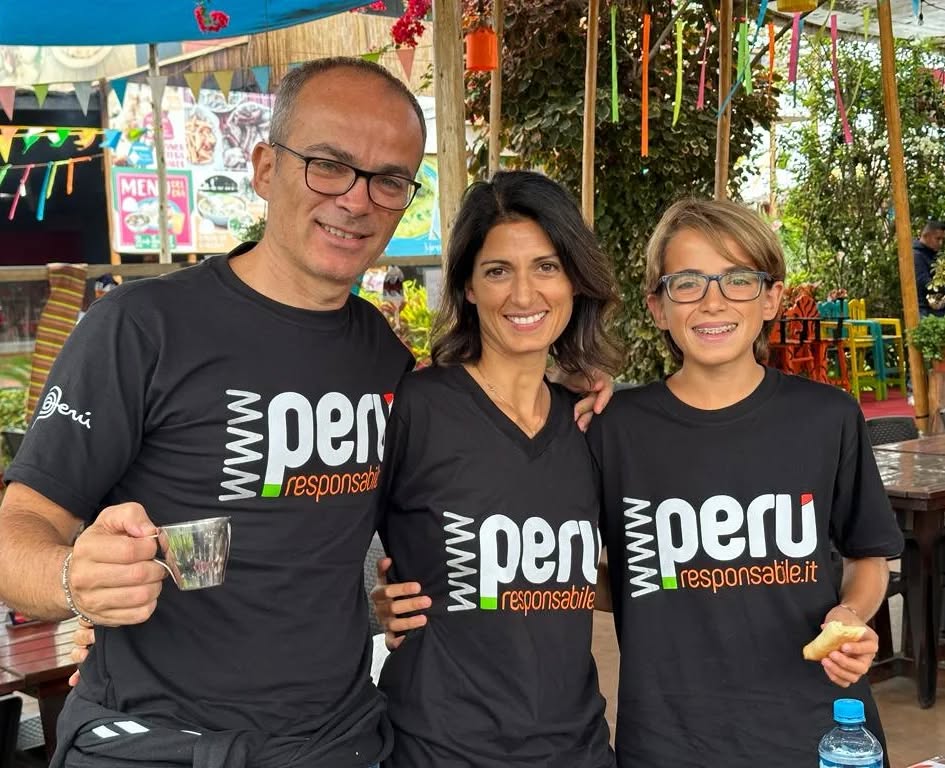 Abbiamo ufficialmente inaugurato l’avvio della produzione delle nuove t-shirt di Peruresponsabile con il restyling del logo tradizionale, pronto già alla fine del 2019…. Ma poi messo nel cassetto causa Pandemia!
Oggi le maglie sono state indossate per la prima volta da una splendida famiglia in viaggio verso la riserva nazionale di #paracas … non poteva esserci modo migliore di iniziare questo nuovo corso che speriamo sia lungo come il primo!
E comunque…. I nostri viaggiatori sono BELLISSIMI!
#peruresponsabile #ioviaggioresponsabile #turismoresponsabile #responsibletravel #quevivaperu
