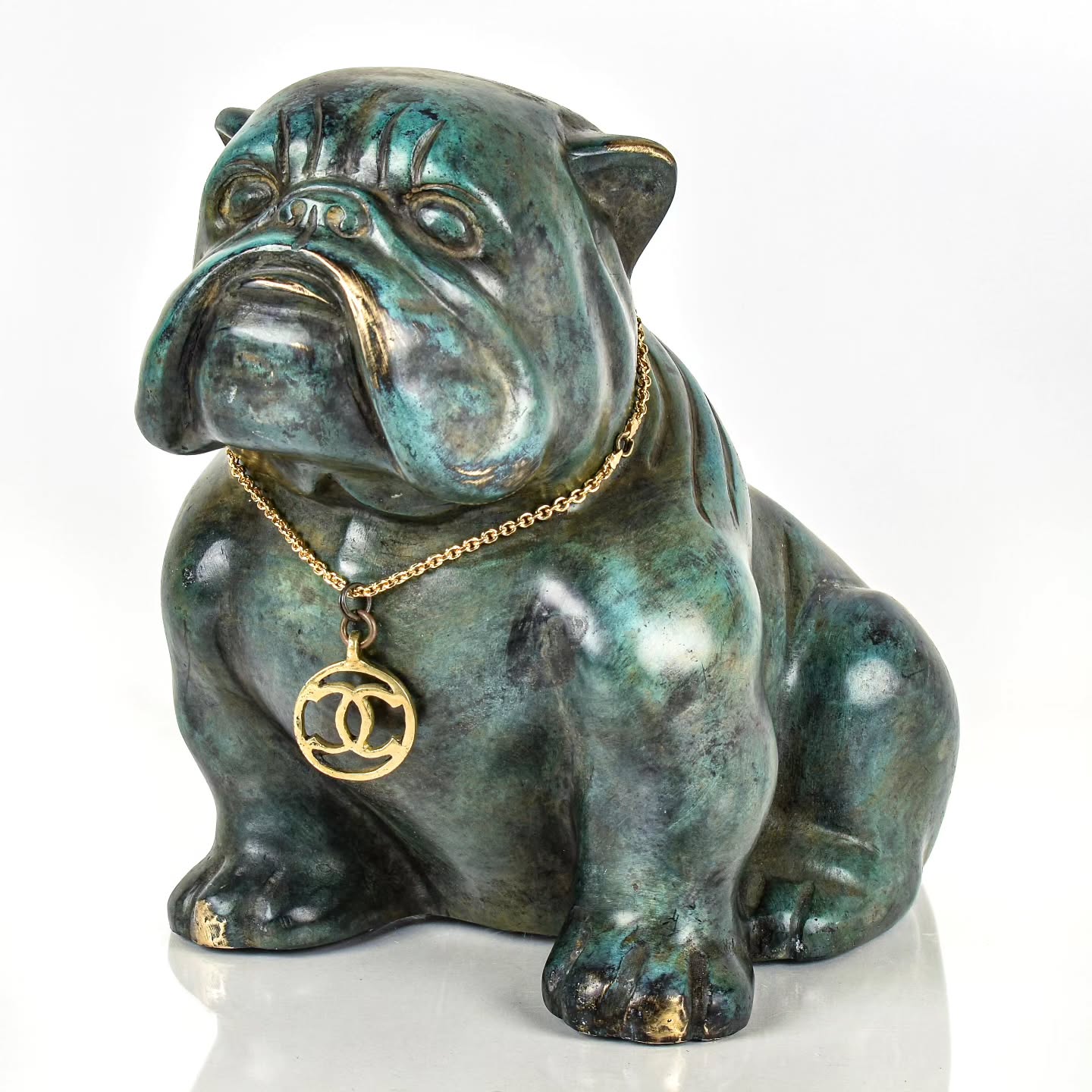 Känd för sina skulpturer i brons, gjutjärn, koppar och marmor finns Andreas Wargenbrant representerad i månadens auktion med klassiska motiv som dalahästen, en engelsk bulldog, samt skulpturer så som "Please Love Me"
Bild 1: Skulptur i brons,"Bulldog Med Chanel Halsband".
Utrop: 10 000 - 12 000 sek
Bild 2: Skulptur i brons,"Please Love Me".
Utrop: 10 000 - 12 000 sek
Bild 3: Skulptur i brons,"Please Love Me".
Utrop: 10 000 - 12 000 sek
Bild 4: Skulptur i brons,"Tärning/The Winner Takes It All".
Utrop: 7 000 - 8 000 sek
Bild 5: Skulptur i gjutjärn,"Pegasus".
Utrop: 3 000 - 4 000 sek
Bild 6: Skulptur i brons,"Dalahästar".
Utrop: 2 000 - 2 500 sek
Bild 7: Skulptur i brons,"Dalahästar".
Utrop: 2 000 - 2 500 sek
Bild 8: Skulptur i gjutjärn,"The Lionhead".
Utrop: 2 000 - 2 500 sek
Fullständiga autionsposter av objekten finns i auktionskatalogen som går att hitta via vår hemsida
#norrlandsauktionsverk #auktionsfynd #auktion #auktionsverk #auktionsverket #konst #design #hantverk #presenttips #andreaswargenbrant #wargenbrant #skulptör #skulptur #brons #gjutjärn #bulldog #chanel #dalahäst