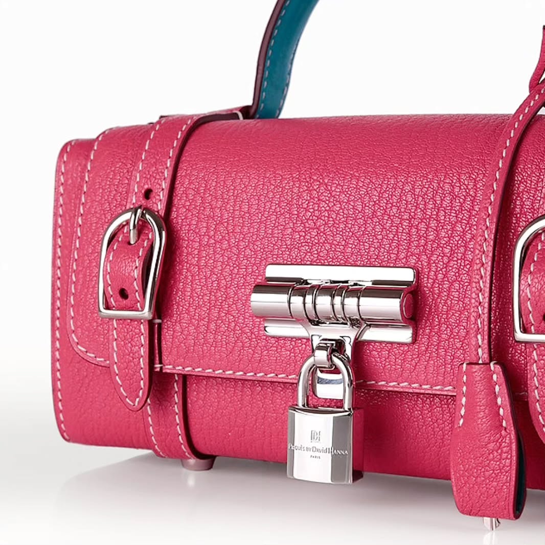 Sac à main "Diligent"
➡️ Dimensions : 23 ou 26cm
Cuir de chèvre Nacarat et chèvre Bleu canard.
Doublure en chèvre Bleu canard.
#diligent #prouesbydavidhanna
#cuir #madeinfrance #mof #hautemaroquinerie #leatherbag #frenchbrand #frenchluxurybrand
#padlock #quality #Fashion #qualitefrancaise