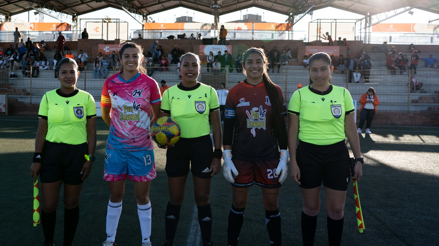 Que partidazo nos regalaron estos dos grandes equipos 😍
@clubdeportivosua
@athletickatyfc.colombia
@sport1ens
@panemanuelbogota @deportescompensar @balonesgolary @vivetvcolombia @gatoradecolombia
#juntoshacemosunmundomejor #futbolfemenino #futbol #femenino