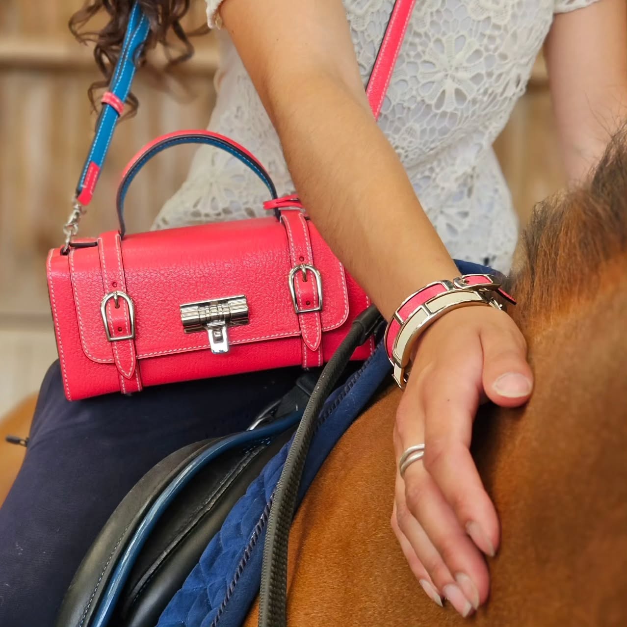 Son design sobre et raffiné rehaussé par un jeu de sanglons aux boucles équestres en fait un sac à l'identité forte et intemporelle.
#diligent #prouesbydavidhanna #equestrian #horse #handbag #madeinfrance #cuir #mode #raffinement #luxuryhandbag #frenchbrand #bracelet #design #hautemaroquinerie #inspiration