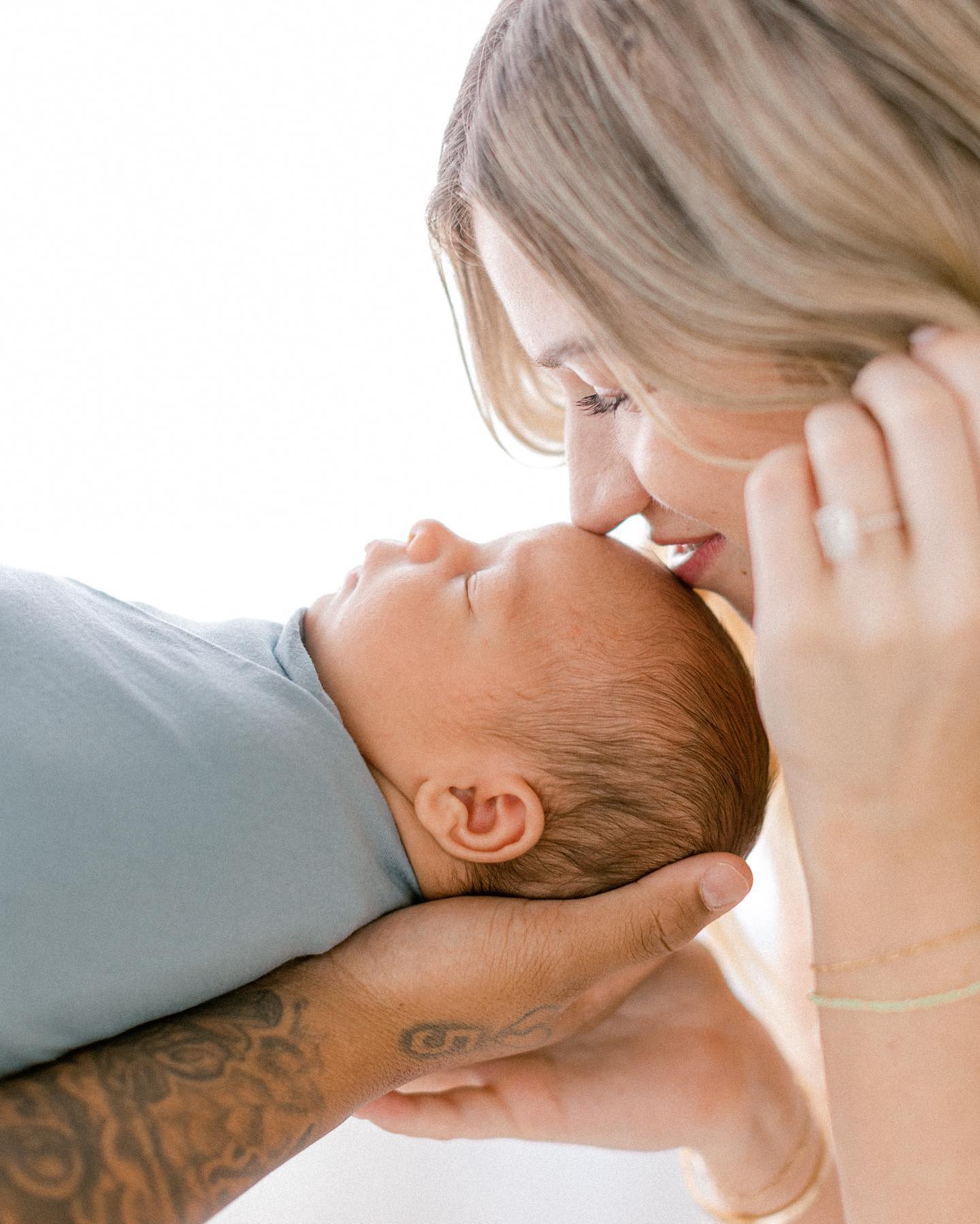 Swipe to see the cutest little newborn enjoying a hair brushin’. 😍
.
.
.
#lifestylenewborn #dfwnewbornphotographer #dallasnewbornphotographer #dentonnewbornphotographer #thelumenroom #ftworthnewbornphotographer