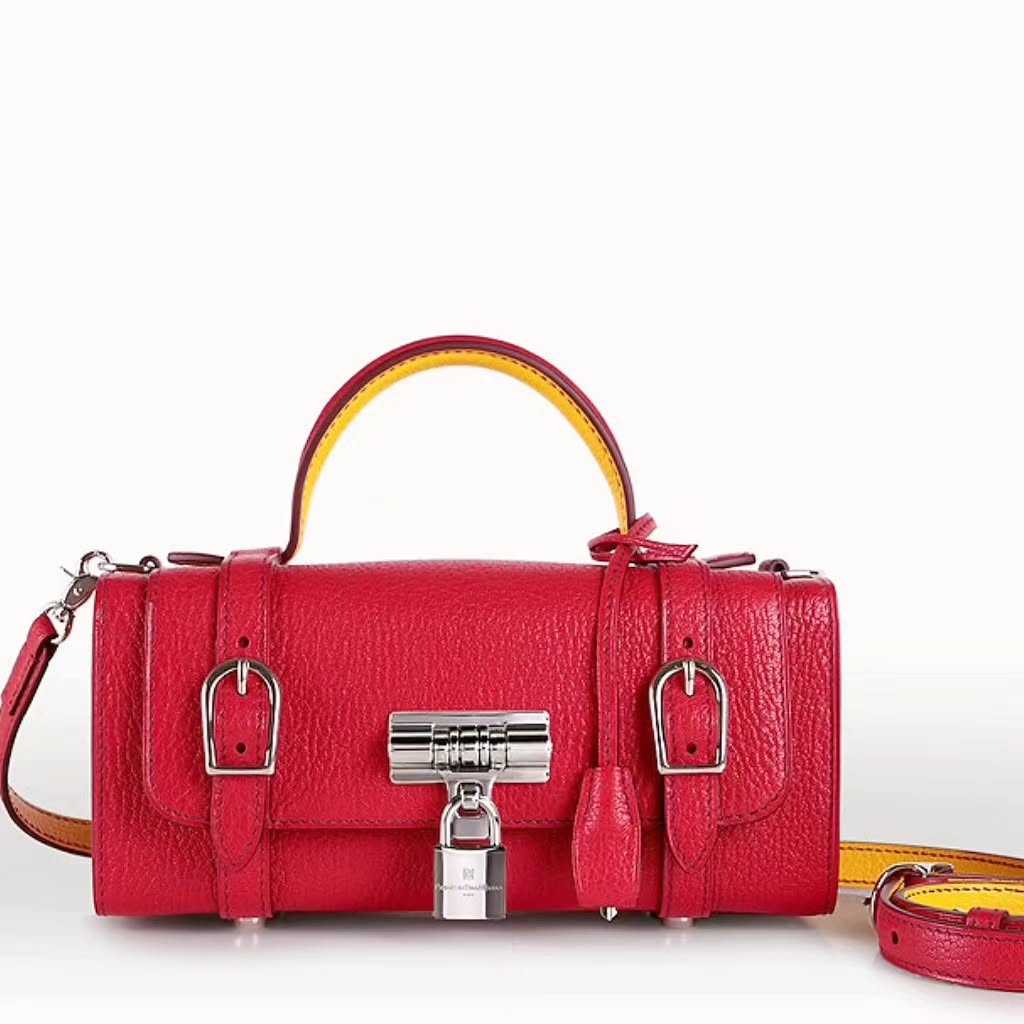 L'été n'est pas encore terminé...
Le "Diligent" se pare de notre cuir de chèvre Rosso et Bouton d'or.
❤️💛
#prouesbydavidhanna #diligent #handbag #colorful #red #hautemaroquinerie #handmade #yellow #savoirfaire #luxurybag #leatherbag #cuir #frenchbrand #fashionluxury #paris