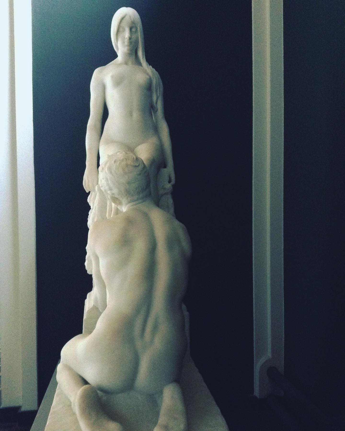 N Æ R V Æ R 🩵
I parterapi handler meget af arbejdet om at finde nærværet igen. Det er i virkeligheden det, som savnes mest, når par søger hjælp.
Hverdag, logistik og hamsterhjul har overtaget på bekostning af tilstedeværelse med sig selv og den anden.
Parforholdet kan få karakter af en to do-liste frem for nydelse, nærvær, drømme, øjenkontakt, grin og samhørighed. 🌱
Det er der råd for. Når vi tjekker ind med hinanden, genfinder melodien og den gode kommunikation kommer nærværet igen. 🌳
#parterapi #parterapikøbenhavn #parterapikbh #parterapeut #parterapeutkøbenhavn #parterapeutkbh #parterapiøsterbro #kærlighed #nærvær