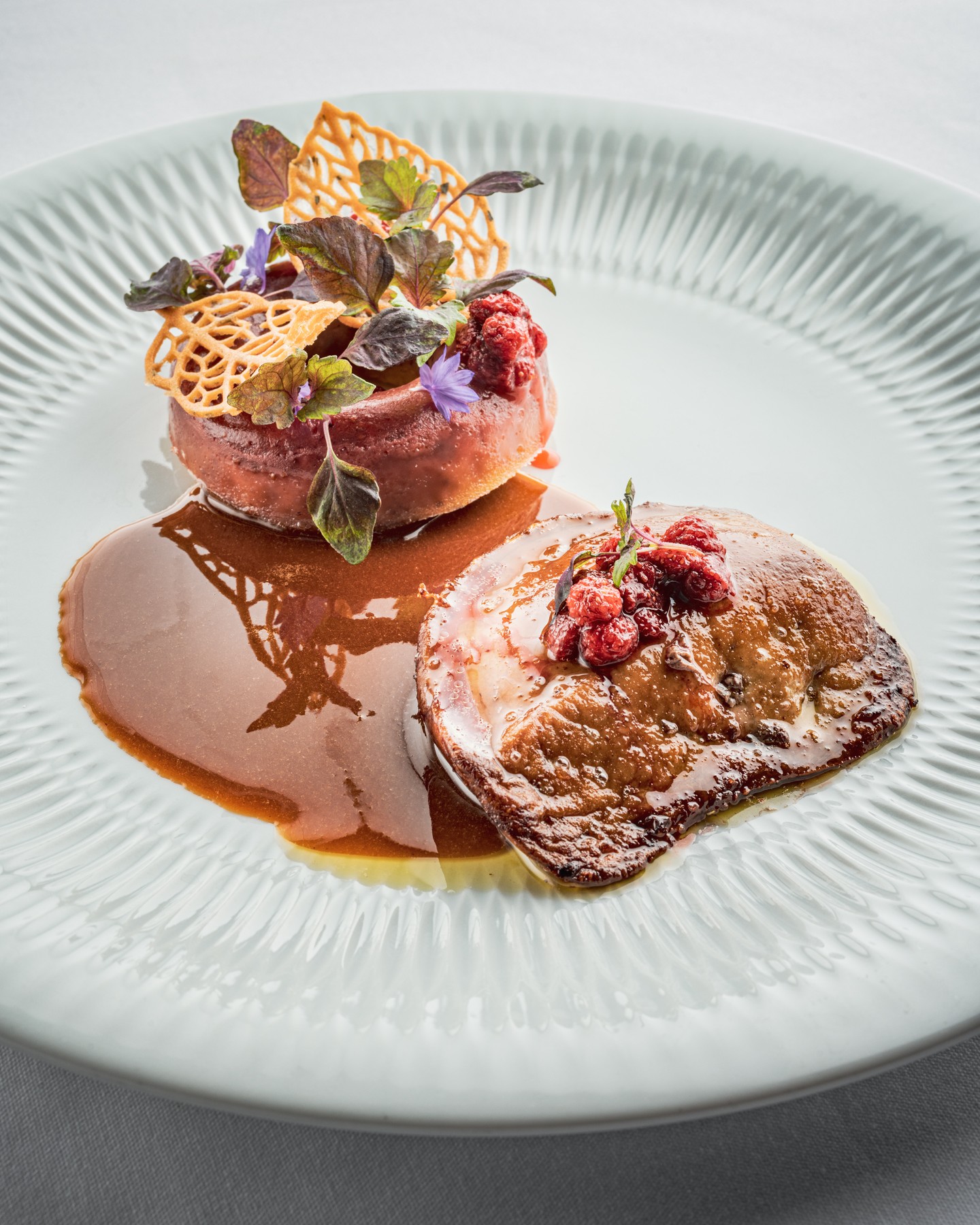Foie gras poêlé🦆
Escalope de foie gras poêlée de la ferme Le Canard Goulu, renversé aux fraises des bois, tuiles au thym & jus de viande.
📸 @lyraphoto
#canard #foiegras #maitrecuisinierdefrance #gastronomy #gastronomie
#lesaintamour #gastronomiequebecoise #restaurantlesaintamour #restoquebec #foodies #quebecfood #vieuxquebec #alimentsQC #quebeccity #restaurantsaintamour #mangerlocal #mangerquebec #quebecfoodies