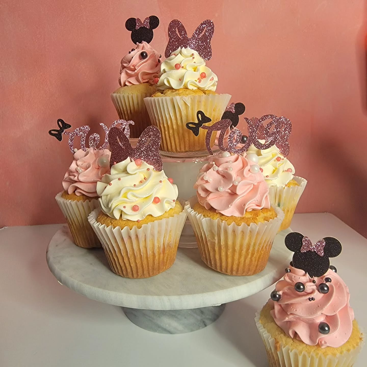 I've been apart of this client's life from in the womb. Always honor to create any and everything for you!
-🎨-
-😎-
-🎂-
#loungincake #loungin #cupcakes #minniemouse #ohtwoodles