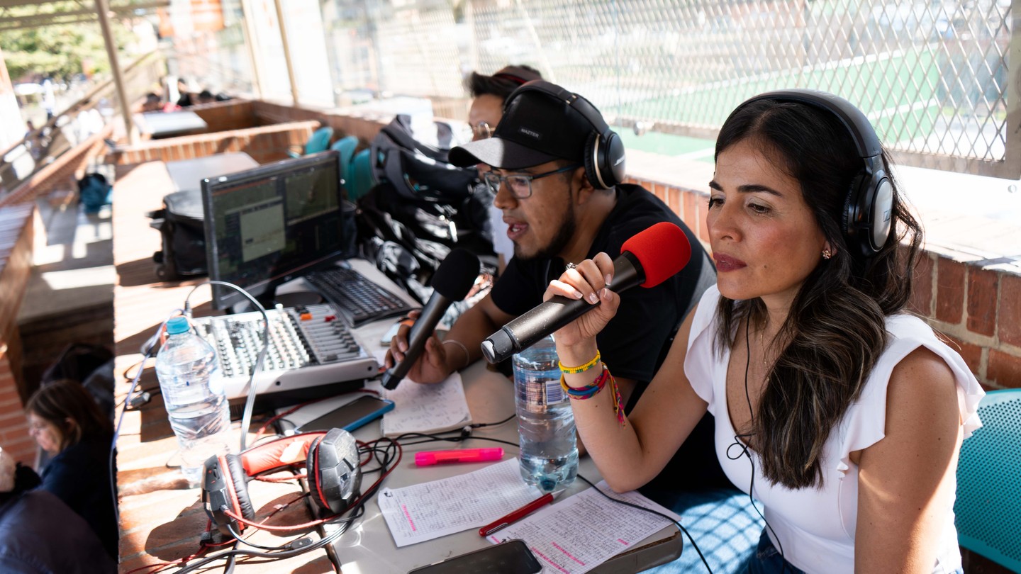 Y claramente lo que no podia faltar .... agradecer a @vivetvcolombia por su buen trabajo porque sin ellos esto no podria ser transmitido !! Gracias por estar desde la primera edicion de la Copa GVA...cubriendo cada partido, jugada , gritando en cada gol @fabiancamilo_17 (tomalo tomalo) que ya quedo asi 😍.
Mil gracias por seguir con nostros de la mano en este proyecto que es seguir apoyando y ayudando en el crecimiento del futbol femenino en nuestro pais.
@panemanuelbogota @deportescompensar @balonesgolary @vivetvcolombia @gatoradecolombia
#juntoshacemosunmundomejor #futbolfemenino #futbol #femenino
