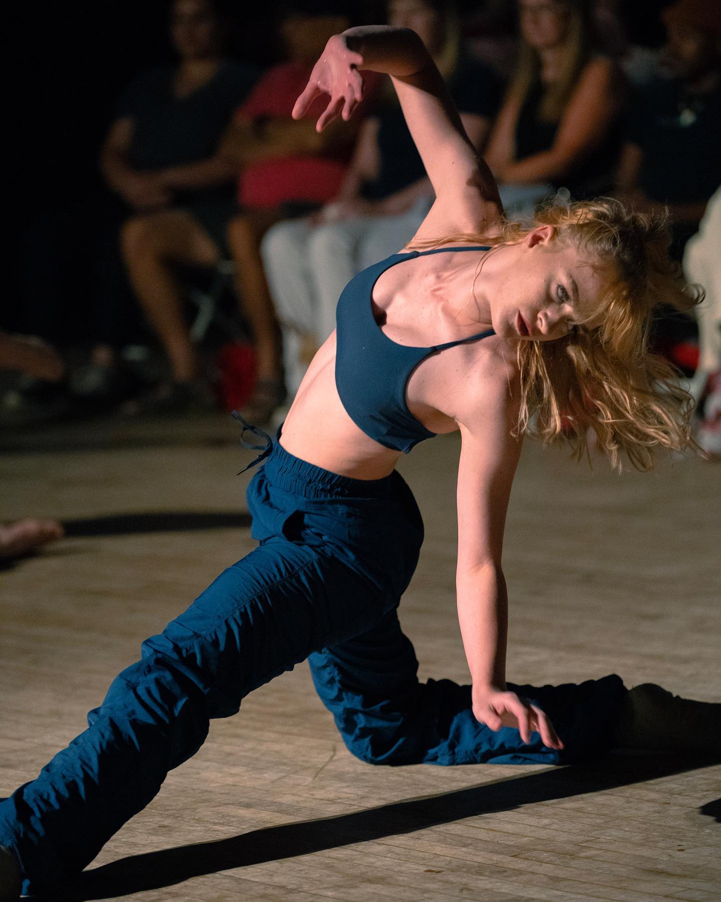 âIntuitive Orbitâ created for OnStage 360° is a structured improvisational work bringing chance connections and authentic interactions to the stage.
Photos: @under_expozed
Venue: @artsatthearmory @somervilleartscouncil
Event: @onstagedanceco
Choreo: @libbybullinger
Artists: @jamicathh @simonlikestomove @tiffparis_ @manda.edmunds @merebeareatspineapples