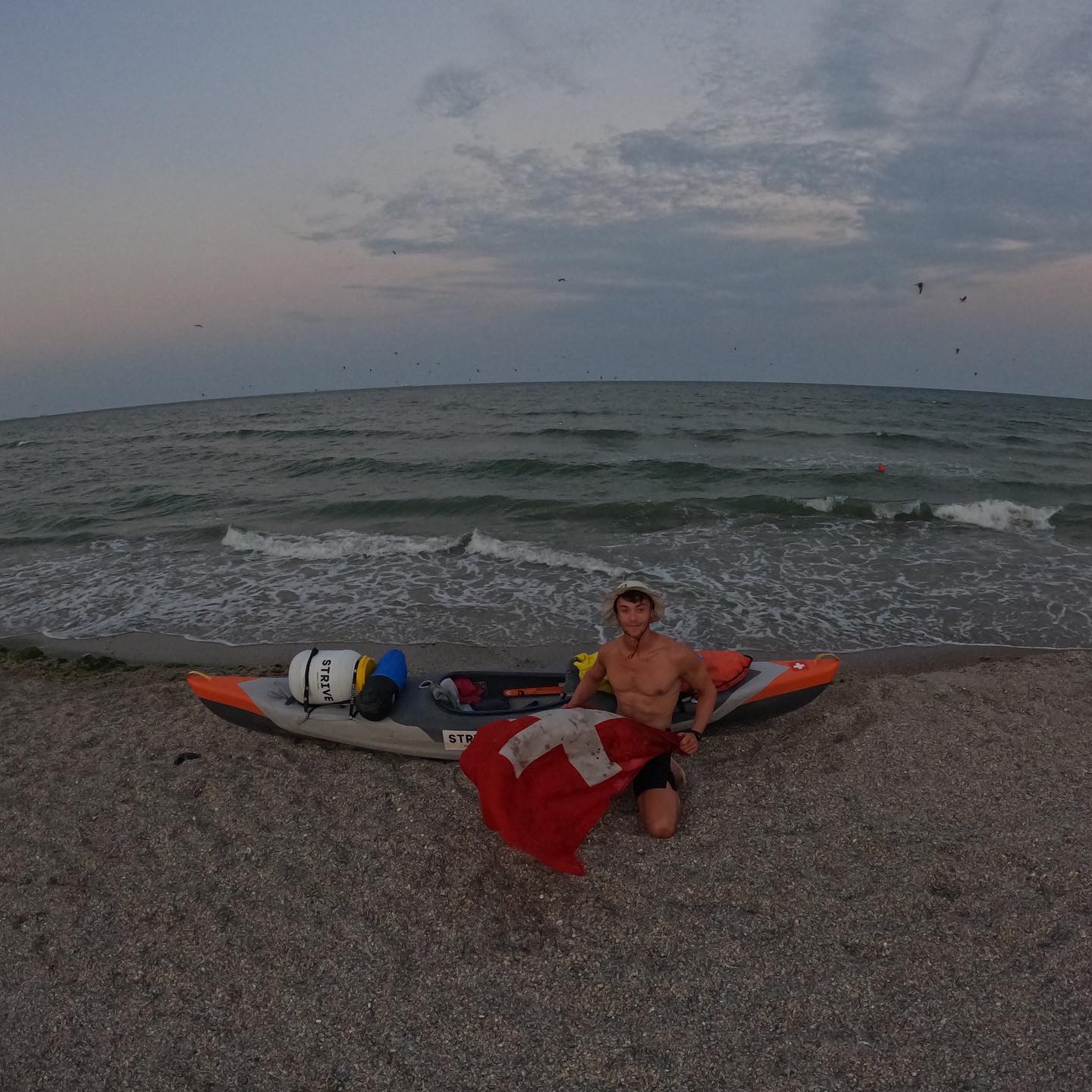 Défi sportif 05: Descente du plus long fleuve d’Europe, jusqu’à la mer noire, seul et en autonomie. Durant ces 22 derniers jours, j’ai descendu le fleuve du Danube qui traverse l’Allemagne 🇩🇪, l’Autriche 🇦🇹 la Slovaquie 🇸🇰, la Hongrie 🇭🇺, la Croatie 🇭🇷, la Serbie 🇷🇸, la Roumanie 🇷🇴, la Bulgarie 🇧🇬, la Moldavie 🇲🇩, et l’Ukraine 🇺🇦. J’ai du éviter des zones en Autriche et Hongrie, à cause d’autorisation. Ainsi que l’Ukraine à cause de la guerre. J’ai donc pu descendre en Kayak 1800 km sur les 2800 du Danube. Encore merci à mes sponsors d’avoir rendu cela possible.
