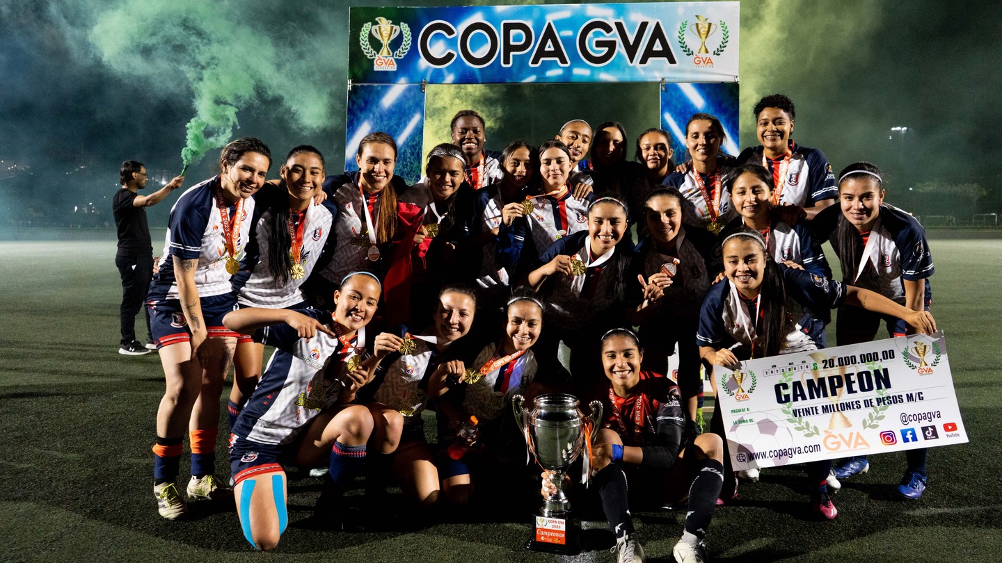 Y sin mas preambulo las CAMPEONAS de la III edicion de la Copa GVA ....🏆🏅🎉🎉
Queremos felicitar a @clubdeportivosua por su buen desempeño en el transcurso del torneo , por segunda vez participan .... En la primera quedaron por fuera de jugar la final pero esto las hizo mas fuertes y con un nuevo objetivo para esta III edicion, quedar en el primer lugar🔥.
Su trabajo , esfuerzo y sacrifio dentro y fuera de la cancha tuvo su recompensa y le ganaron a athlryic katy fc desde el punto penal , ambos equipos nos regalaron un espectaculo el cual nos demuestra que vale la pena seguir apoyando y ayudando en el crecimiento del futbol femenino.❤️
Por otra parte queremos felicitar a @angram10 por demostrar su buen trabajo en cada partido dirigiendo a su equipo .💪
Vale la pena creer en el proceso...💯
@sport1ens
@panemanuelbogota @deportescompensar @balonesgolary @vivetvcolombia @gatoradecolombia
#juntoshacemosunmundomejor #futbolfemenino #futbol #femenino
